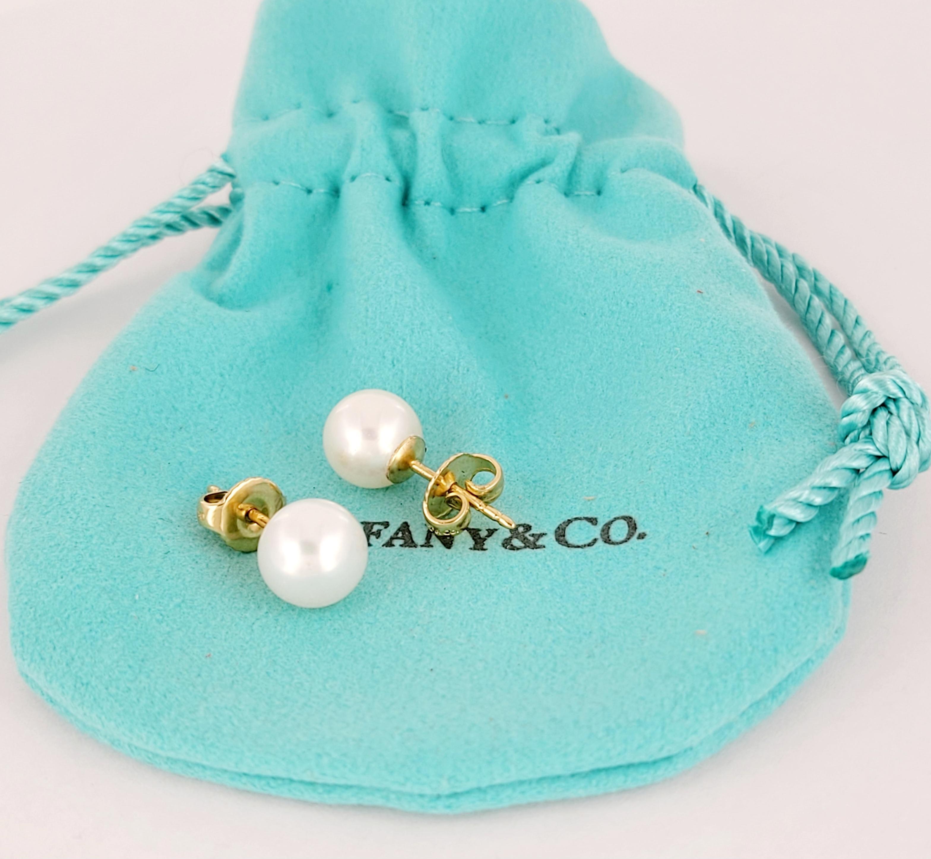Tiffany & Co. Pendientes de perla Akoya blanca de 7,8 mm y oro amarillo de 18 quilates en Excelente Estado en New York, NY
