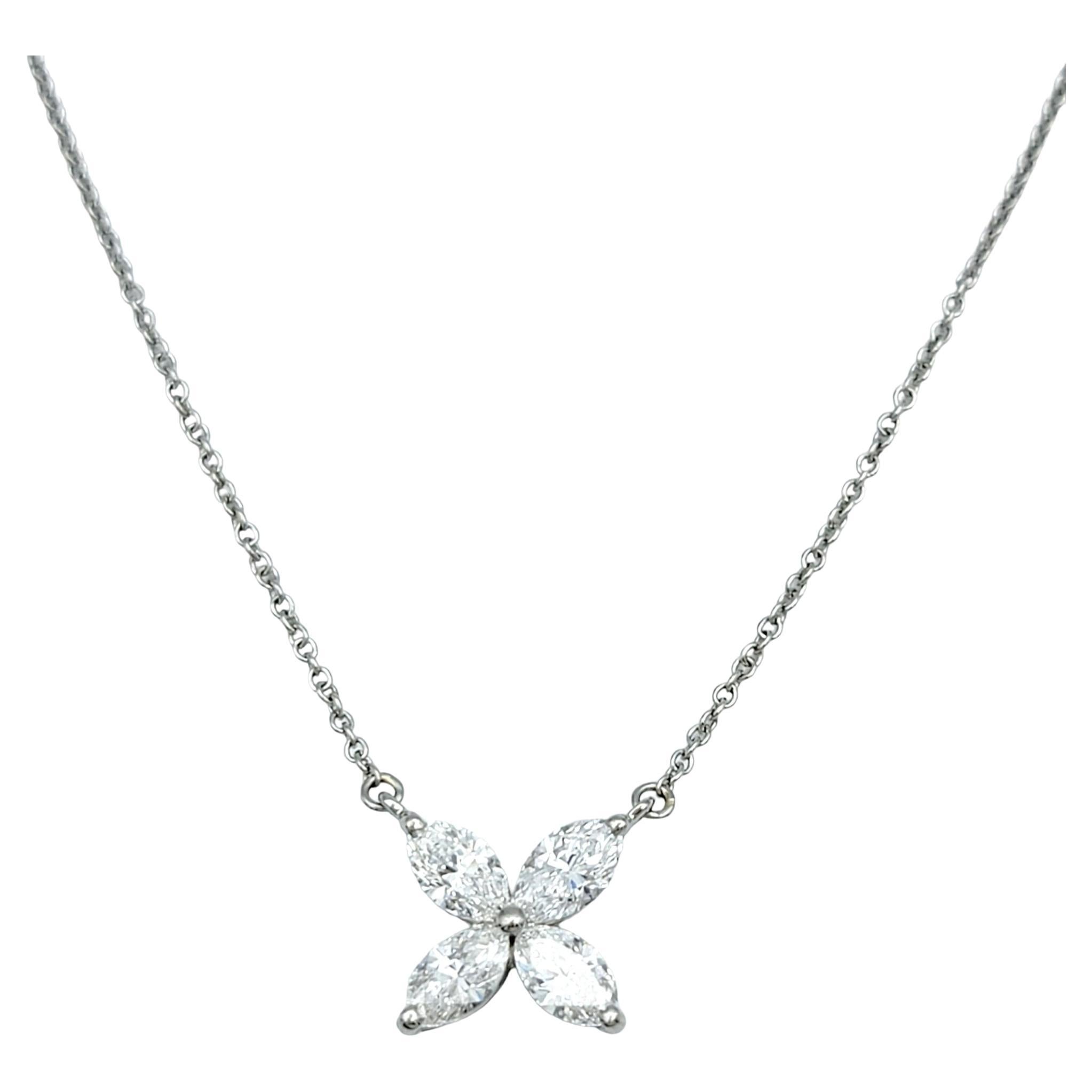 Voici le summum de l'élégance : La collection Tiffany & Co. Collier à pendentifs Victoria en platine. Cette pièce exquise présente quatre diamants captivants de forme marquise, méticuleusement sertis pour rayonner d'une beauté intemporelle. D'un