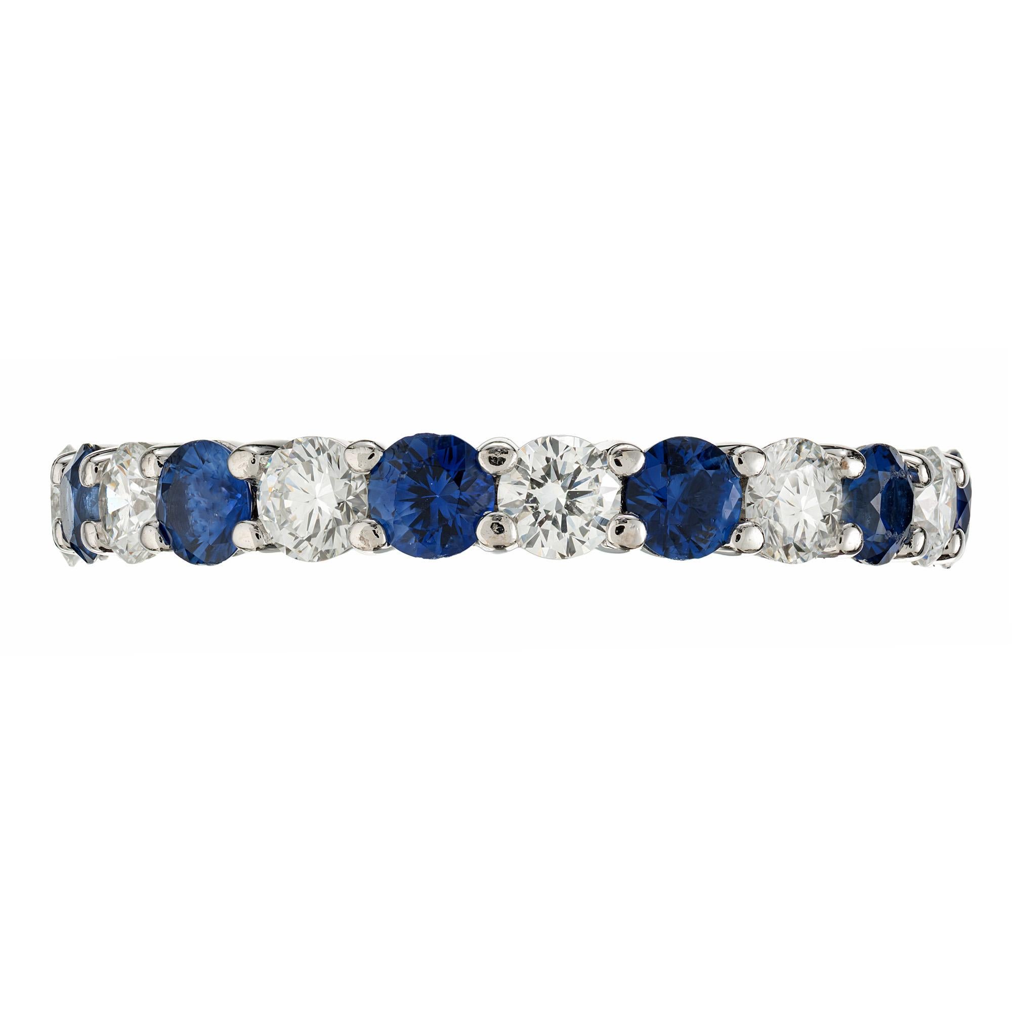Anello Forever eternity in platino di Tiffany & Co. con zaffiro blu brillante e diamanti bianchi brillanti alternati. Questo squisito pezzo, realizzato in platino lucido, presenta un'armoniosa miscela di 11 zaffiri rotondi vibranti e 11 diamanti