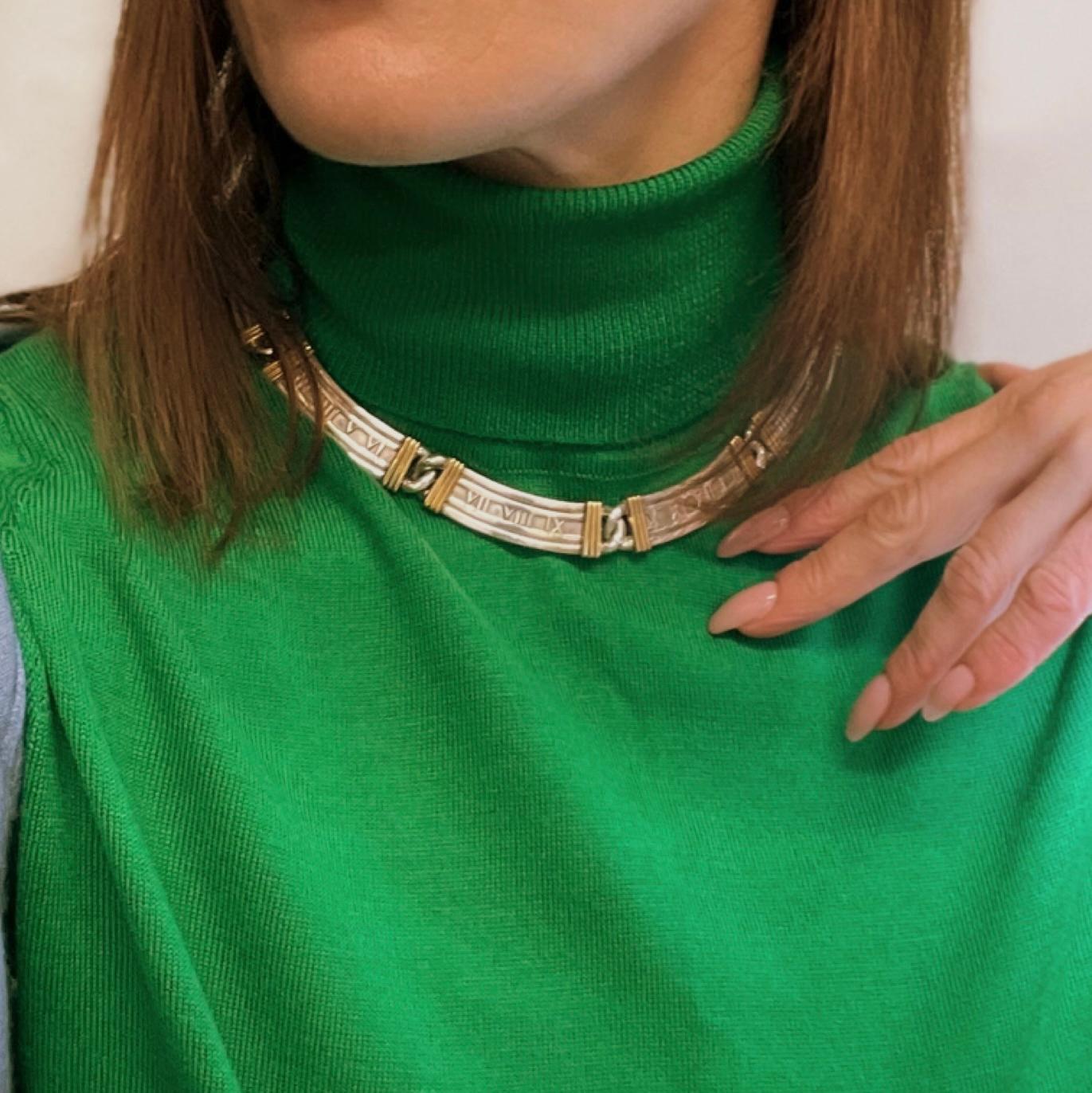 Tiffany & Co. 925 silver and 18kt. yellow gold ladies' Atlas Collar necklace with Roman Numerals.
Made in Italy, 1995 
Fully hallmarked with Tiffany & Co. 925 750 Italy 1995

Approx. Dimensions: 
Inner diameter: 12.5 cm
Width: 1.4 cm 
Weight: 129