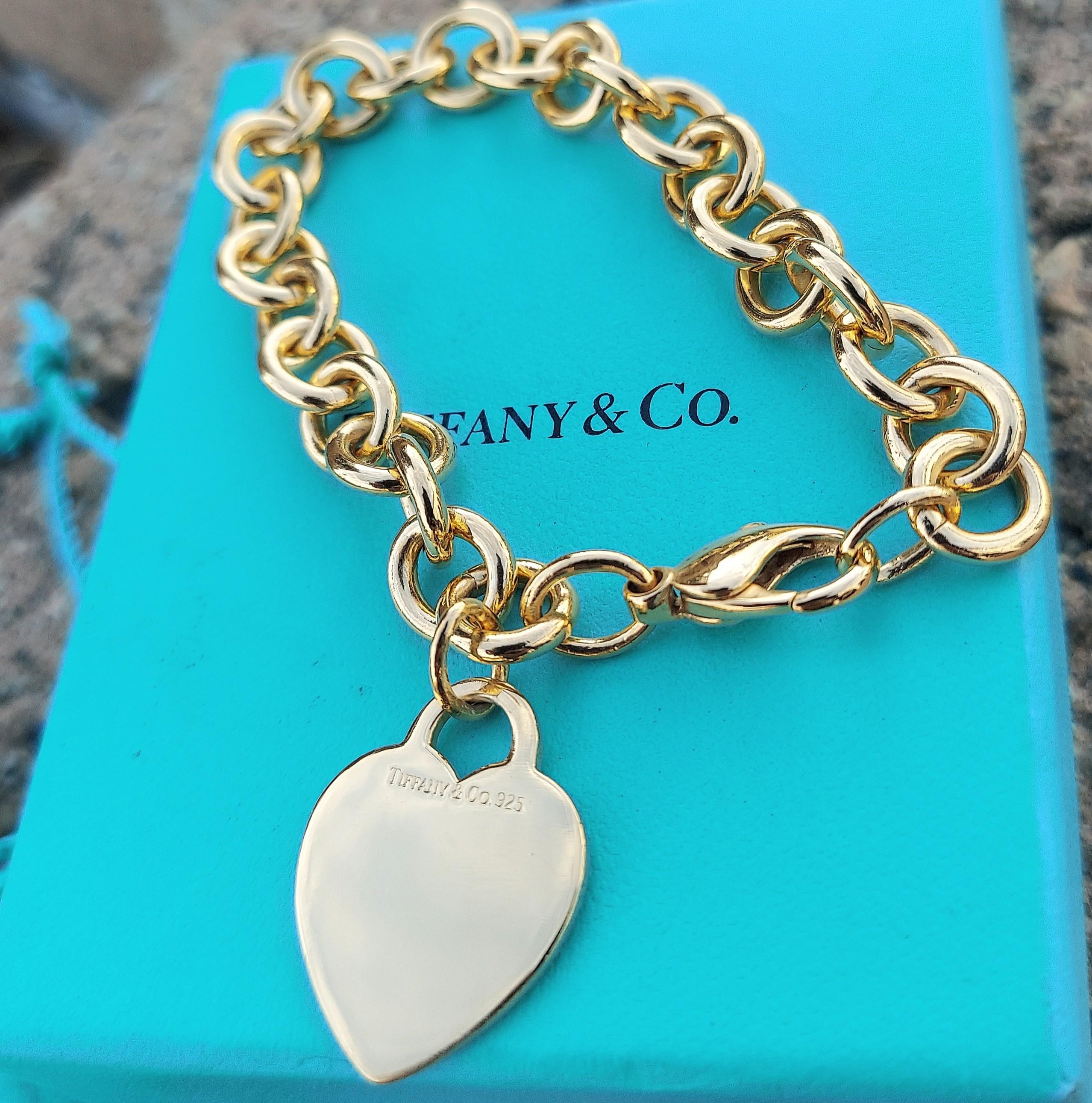 Tiffany & Co. 925 Silber-Herz-Charm-Armband aus Gelbgold, vergoldet (Moderne)