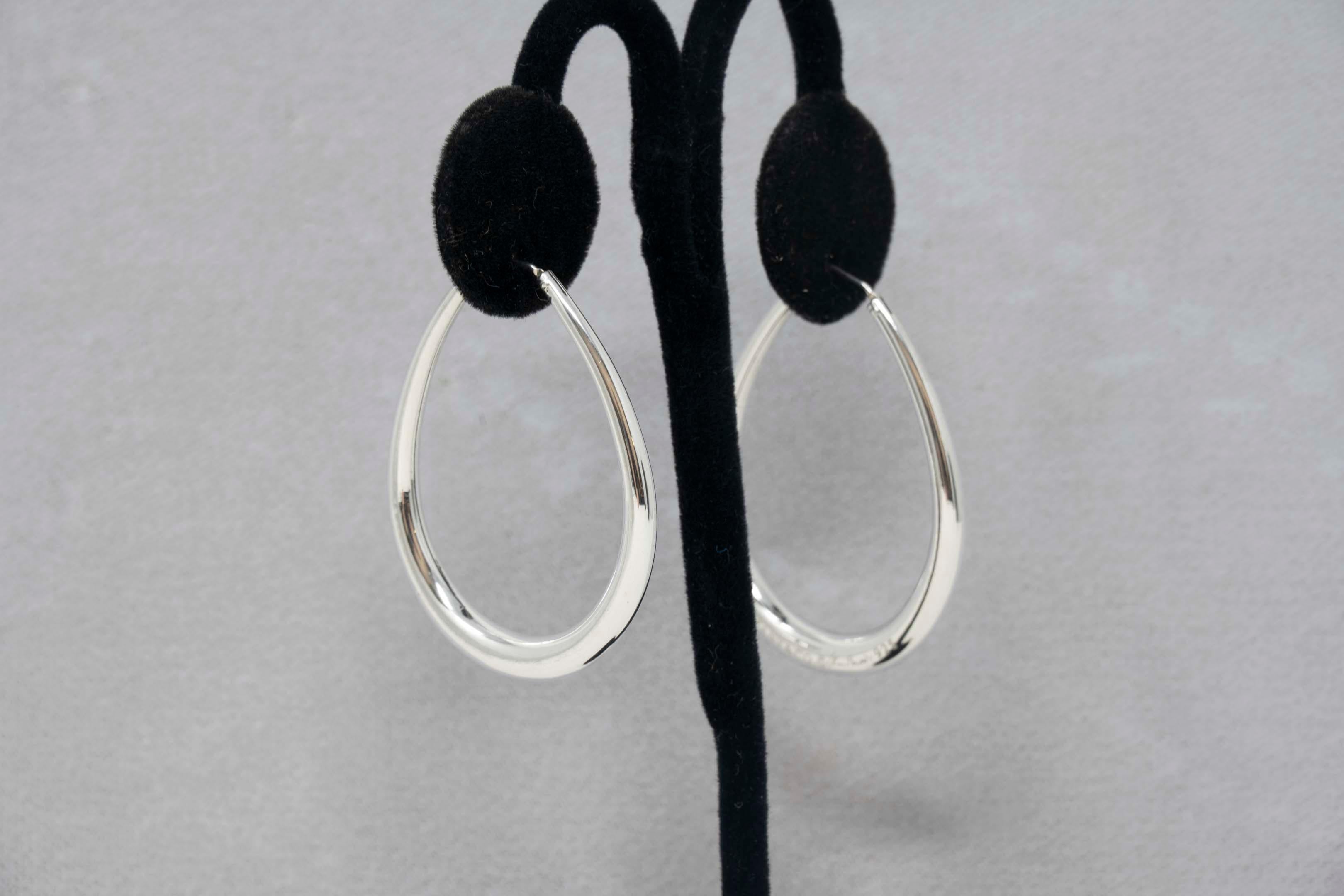 Tiffany & Co 925 silver hoop earrings, signed by Elsa Peretti with snap closure. Made USA, style modern late 20th century. In good condition.
