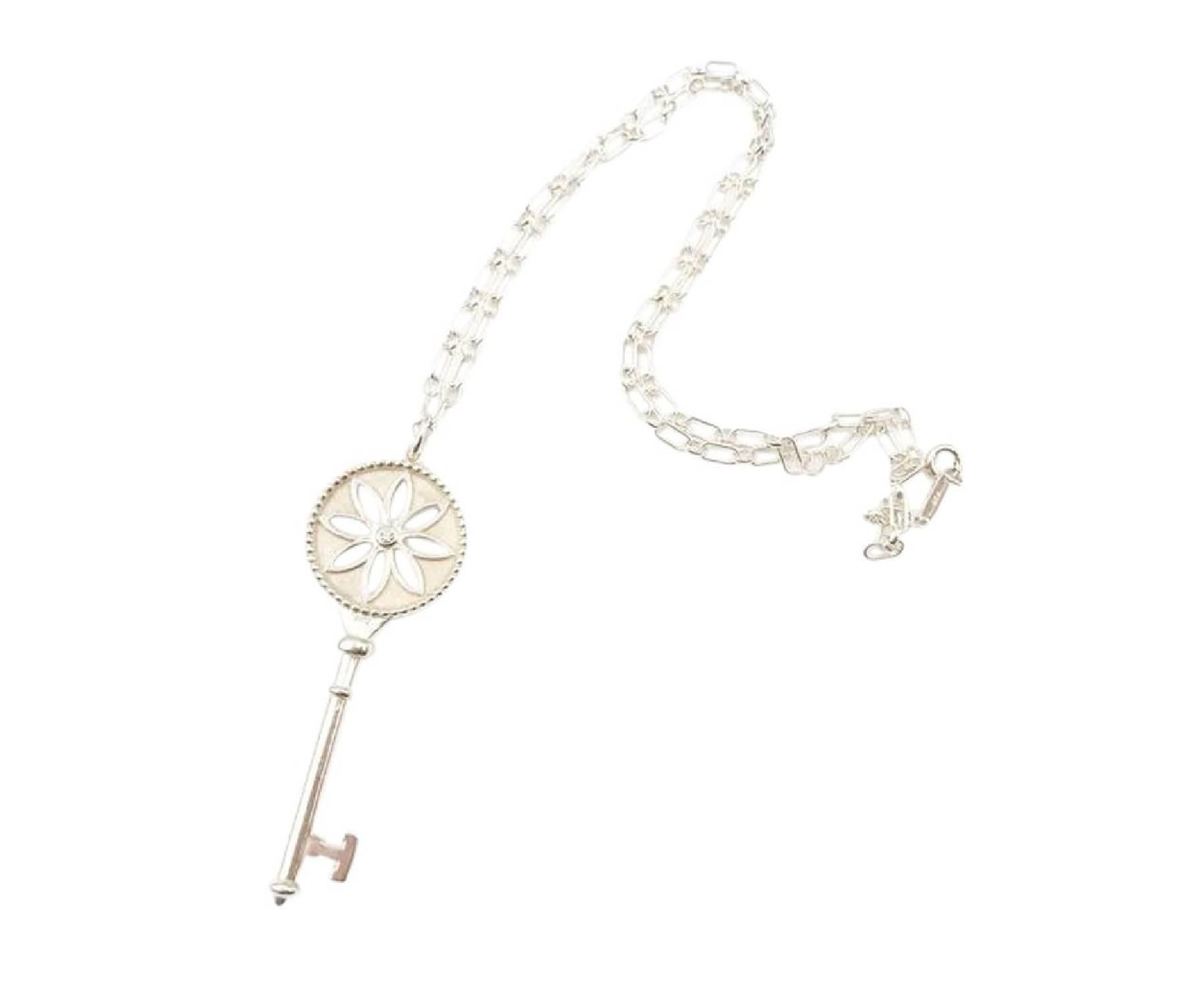 Ciondolo a forma di chiave a margherita grande in argento 925 e diamanti di Tiffany & Co.

*Marcato Tiffany & Co. e 925
*Con 1 diamante
*Viene fornito con custodia e scatola originale

-Catena - Circa 18