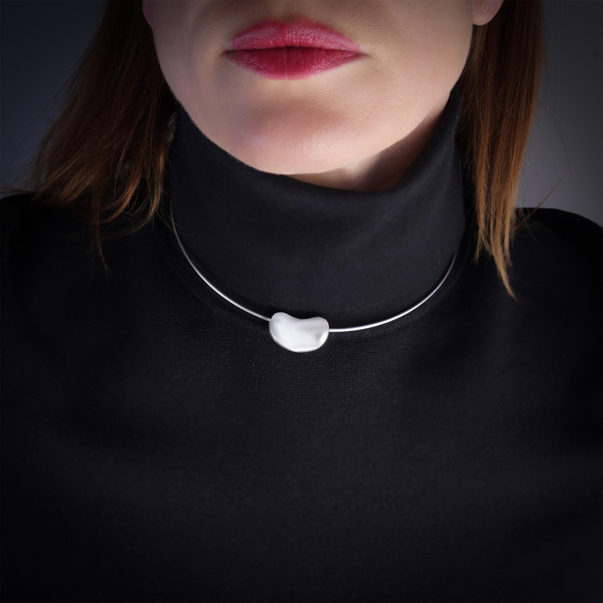 Tiffany & Co. 925 sterling silver necklace from the iconic Elsa Peretti Bean Collection.
The bean-shaped pendant is a signature design of Elsa Peretti, renowned for its smooth, organic shape symbolizing the origin of life.

This particular necklace