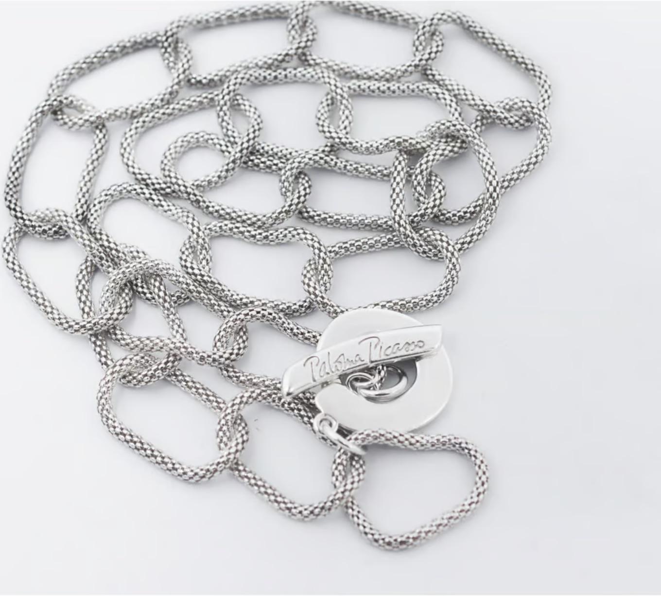 Tiffany & Co.
Magnifique collier Paloma Picasso Mesh Link 
Ce collier audacieux ne manquera pas d'attirer l'attention. 
Il est doté de mailles surdimensionnées et d'une grande longueur qui lui confère une allure spectaculaire.
Détails :
Fabriqué en