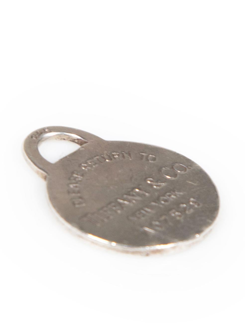 CONDITION is Good. General wear to charm is evident. Moderate signs of wear to both sides with scratches to the surface on this used Tiffany & Co. designer resale item.
 
Details
Silver
925 Sterling silver
Charm
Return to Tiffany embossed
