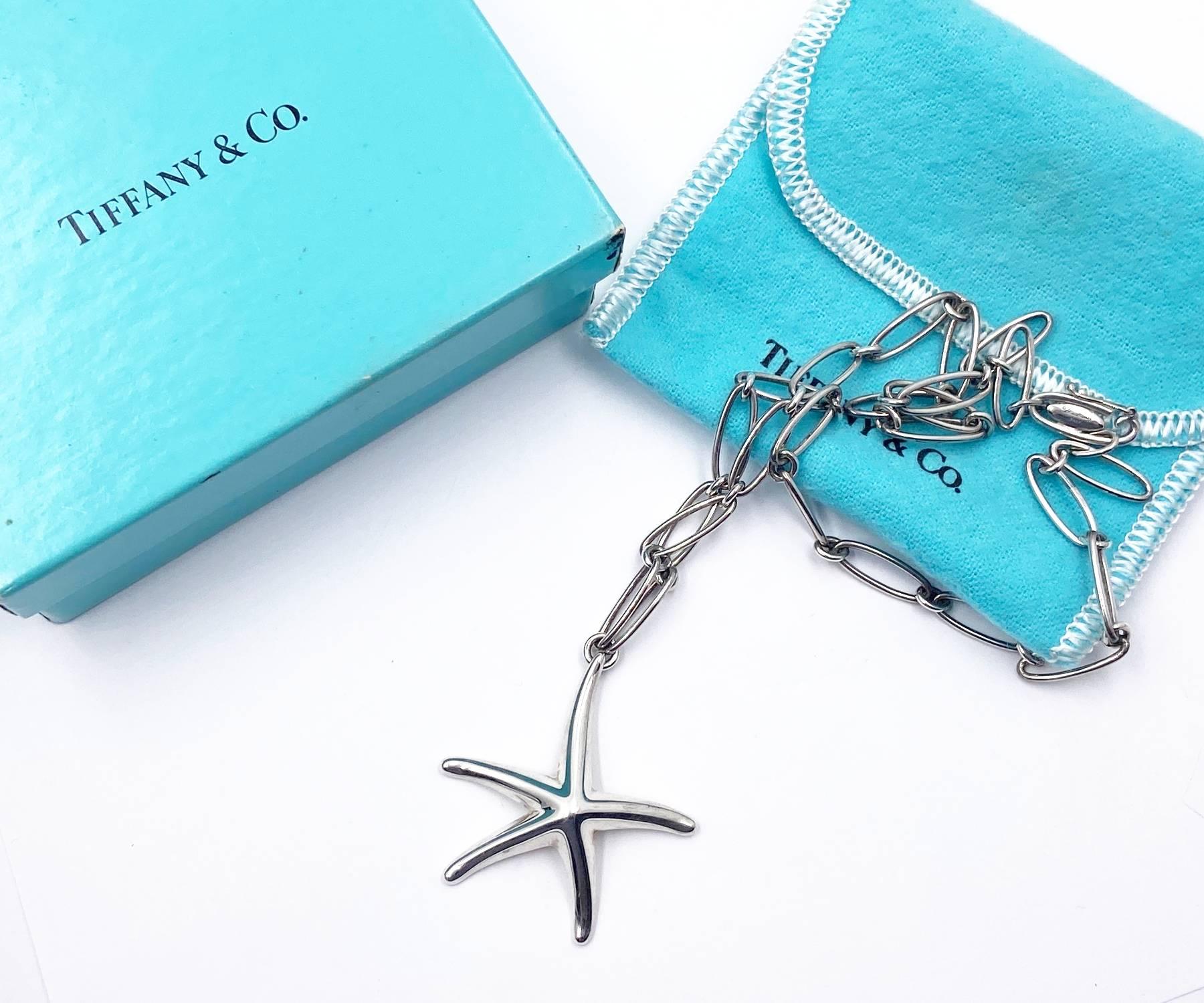 Tiffany &Co 925 Starfish Large Pendant Chain Necklace

*Marked Tiffany &;Co, Elsa Peretti and 925
*Made in Spain
*Comes with original pouch and original box

-Chain is approximately 16″
-Pendant is approximately 1.5″ x 1.5″.
-Very classic and