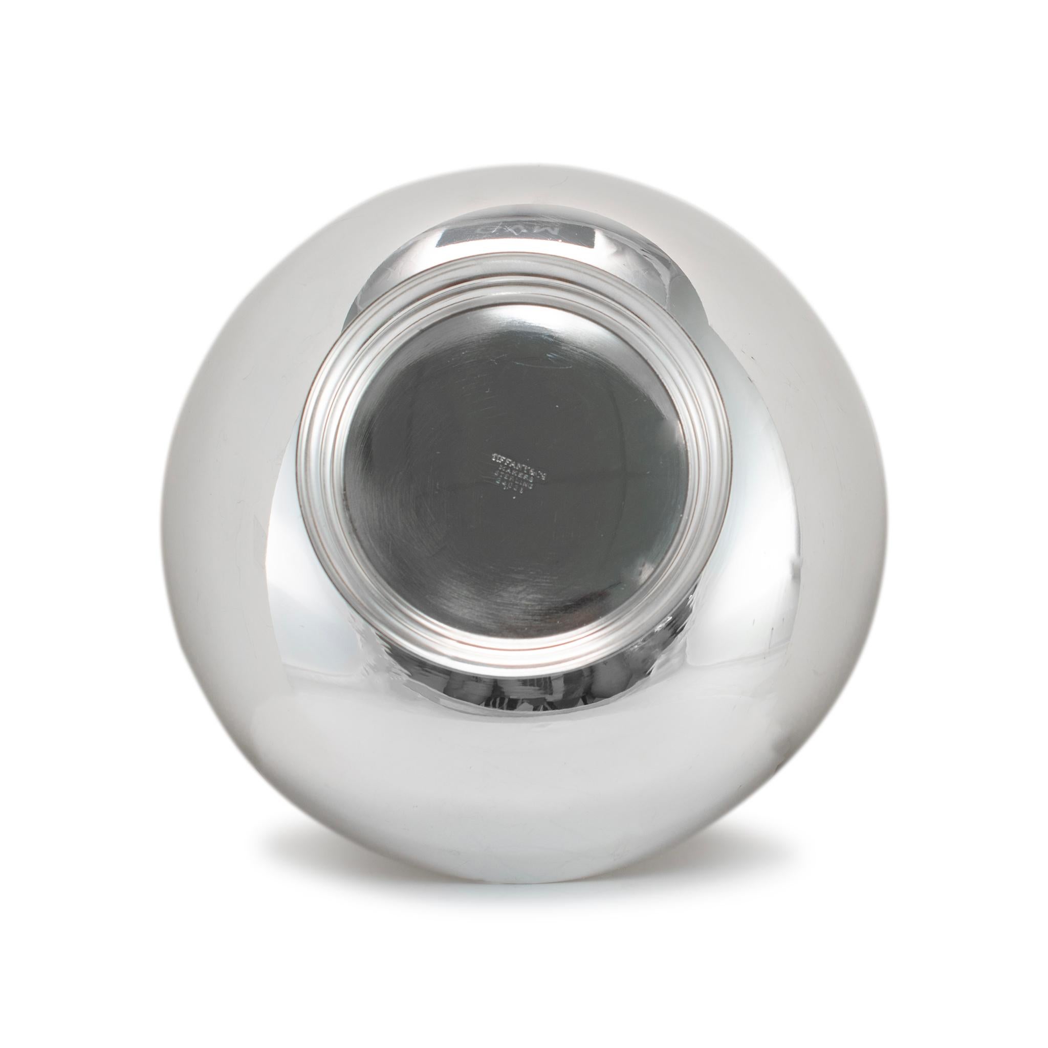 Marchio: Tiffany & Co. 

Tipo di metallo: Argento 925 

Altezza: 2,50 pollici

Diametro: 6 pollici

Profondità: 2,00 mm

Peso: 241,46 grammi


Ciotola Tiffany & Co. 925 Sterling Silver 24021 Classic Design. Il metallo è stato testato ed è risultato