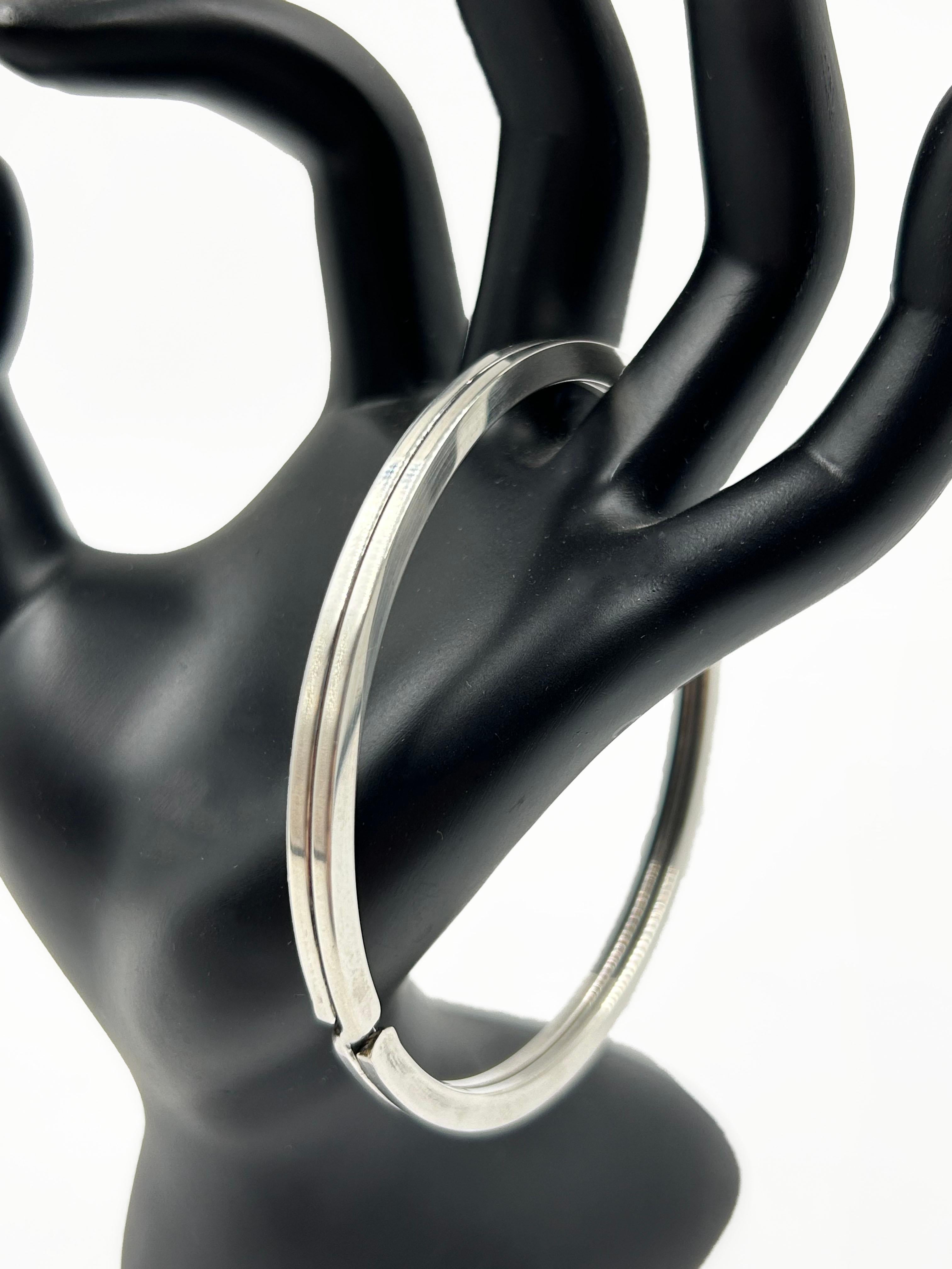 Tiffany & Co. Bracelet jonc en argent sterling 925
Ce bracelet rigide en argent sterling de Tiffany & Co. présente un design minimaliste et élégant avec une finition polie miroir. Pièce intemporelle qui reflète l'esthétique raffinée et moderne de la