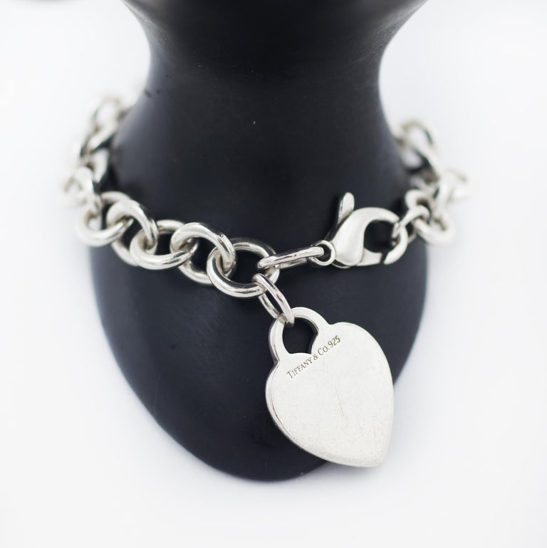 Tiffany and Co Bracelet à breloques en forme de cœur en argent sterling 925  En vente sur 1stDibs