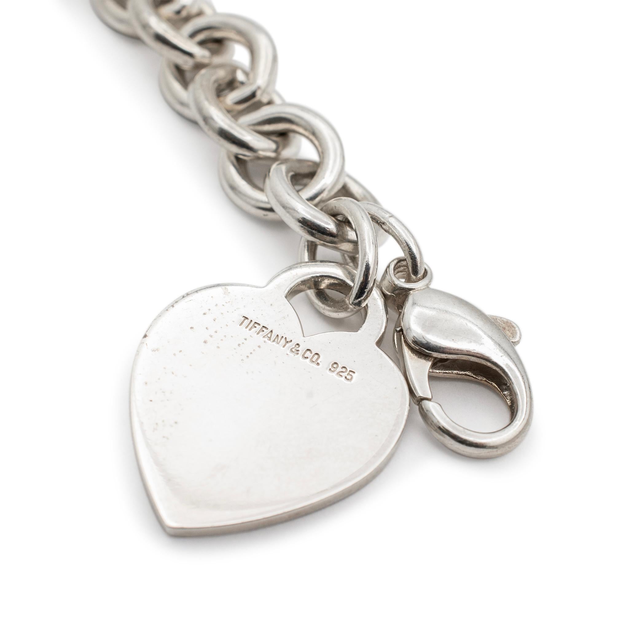 Brand: Tiffany & Co.

Metal Type: 925 Sterling Silver 

Length: 6.50 inches

Weight: 37.40 grams

Lady's Tiffany & Co. polished silver, charm bracelet. The 