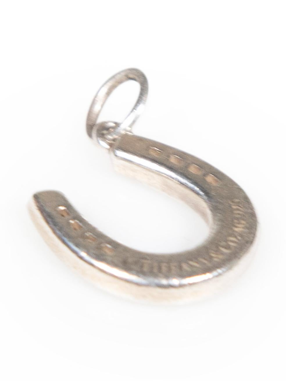 CONDITION is Good. General wear to charm is evident. Moderate signs of wear to both sides with scratches to the surface on this used Tiffany & Co. designer resale item.
 
Details
Silver
925 Sterling silver
Horseshoe charm
Embossed logo
