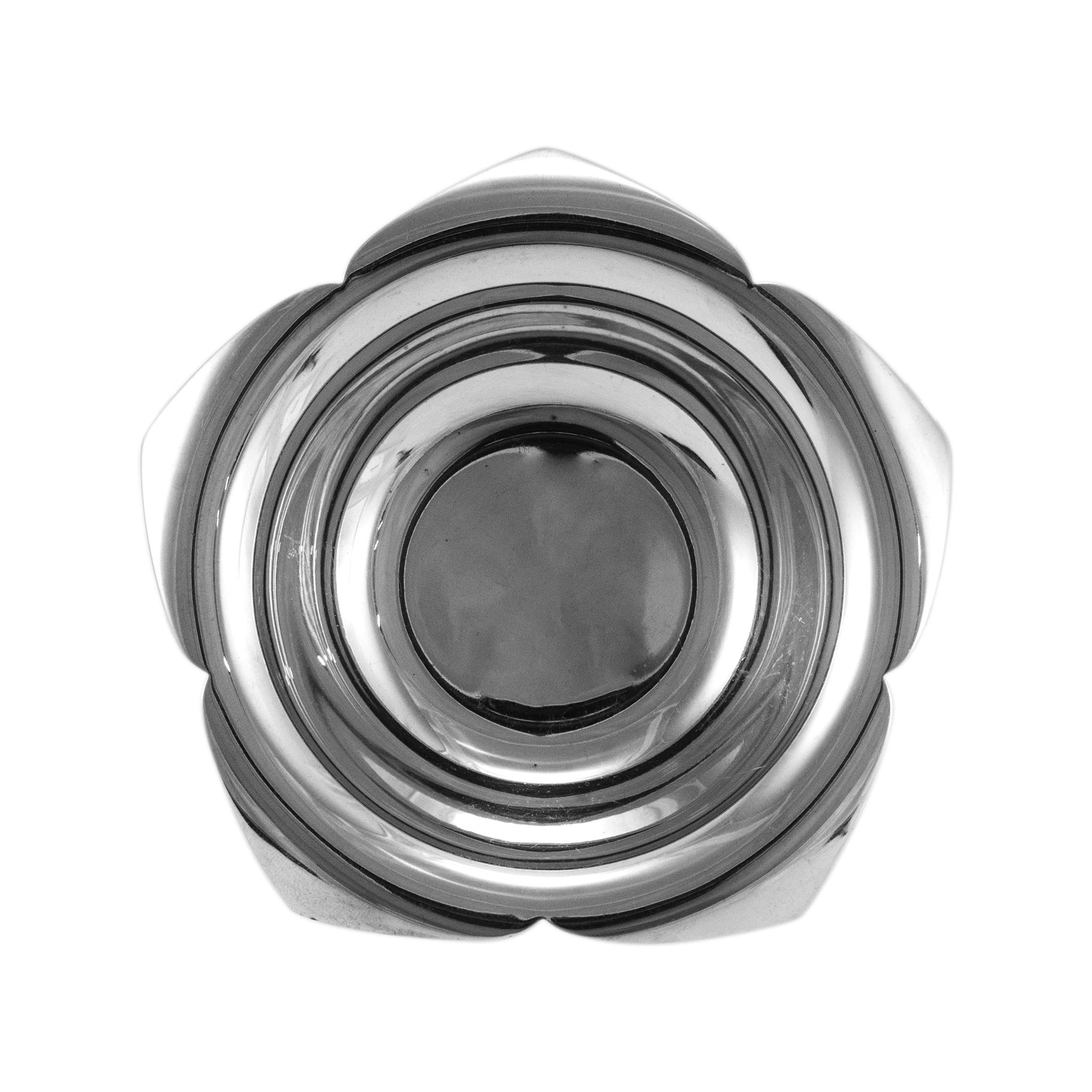 Marchio: Tiffany & Co.

Diametro: 4,25 pollici

Peso: 74,68 grammi

Piatto in argento Tiffany & Co. Il metallo è stato testato ed è risultato essere argento 925 (STERLING). Inciso con 