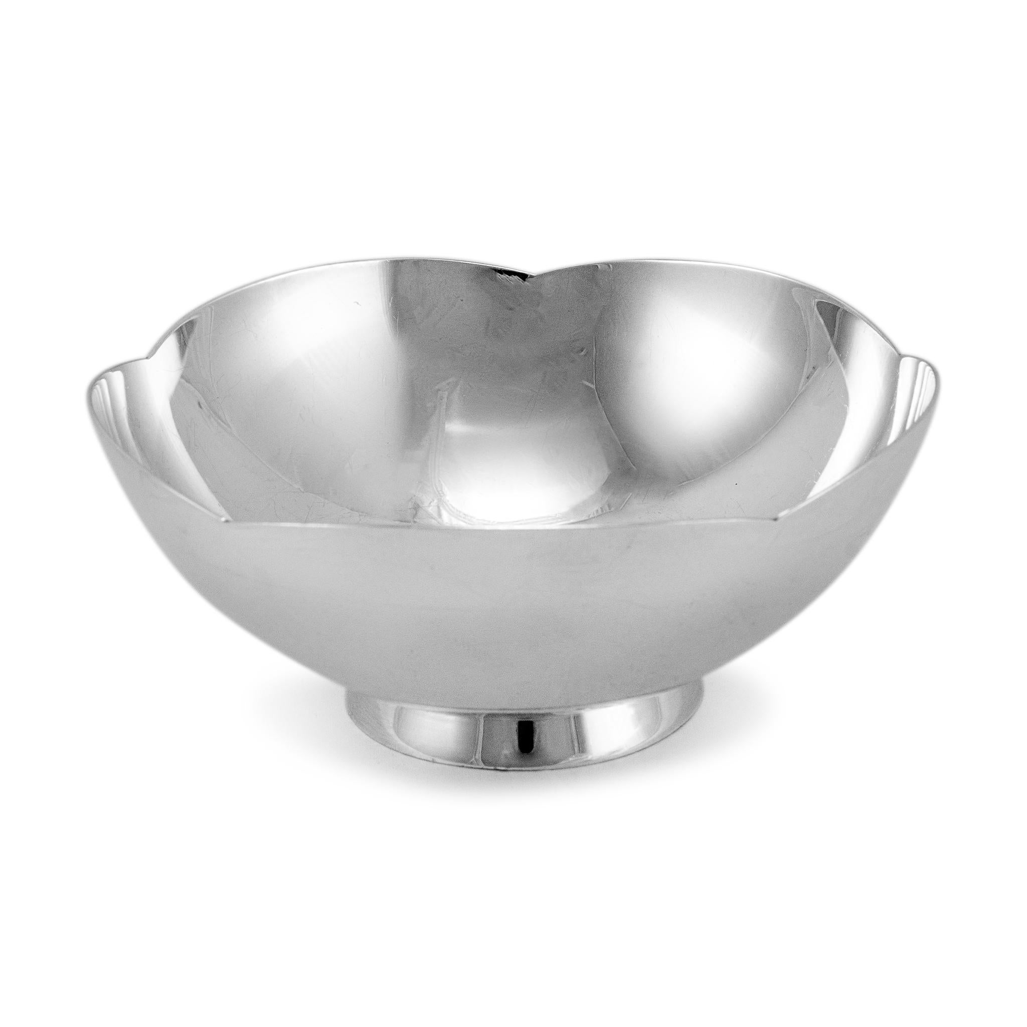 Marchio: Tiffany & Co.

Tipo di metallo: Argento 925

Diametro: 4,50 pollici

Peso: 121,25 grammi

Ciotola per caramelle in argento. Il metallo è stato testato ed è risultato essere argento 925 (STERLING). Con incisione 