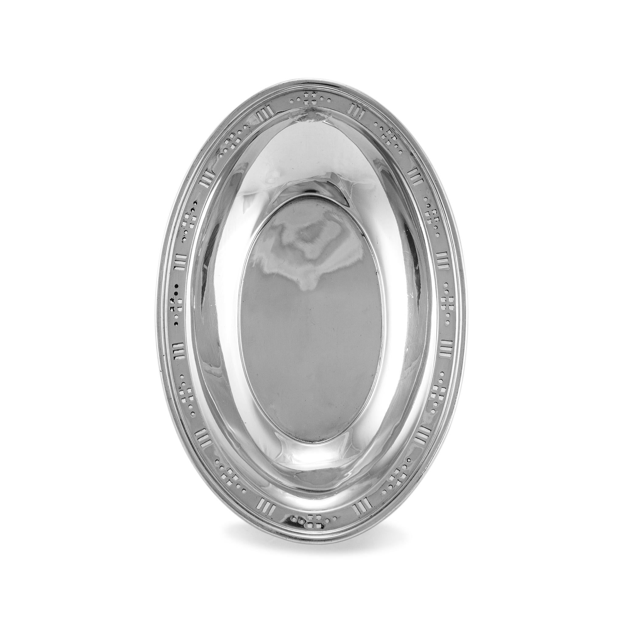 Marchio: Tiffany & Co.

Genere: Unisex

Tipo di metallo: Argento 925

Lunghezza: 6.25 pollici

Larghezza: 4,25 mm

Peso: 132,98 grammi

Ciotola ovale forata vintage in argento. Il metallo è stato testato ed è risultato essere argento 925 (STERLING).