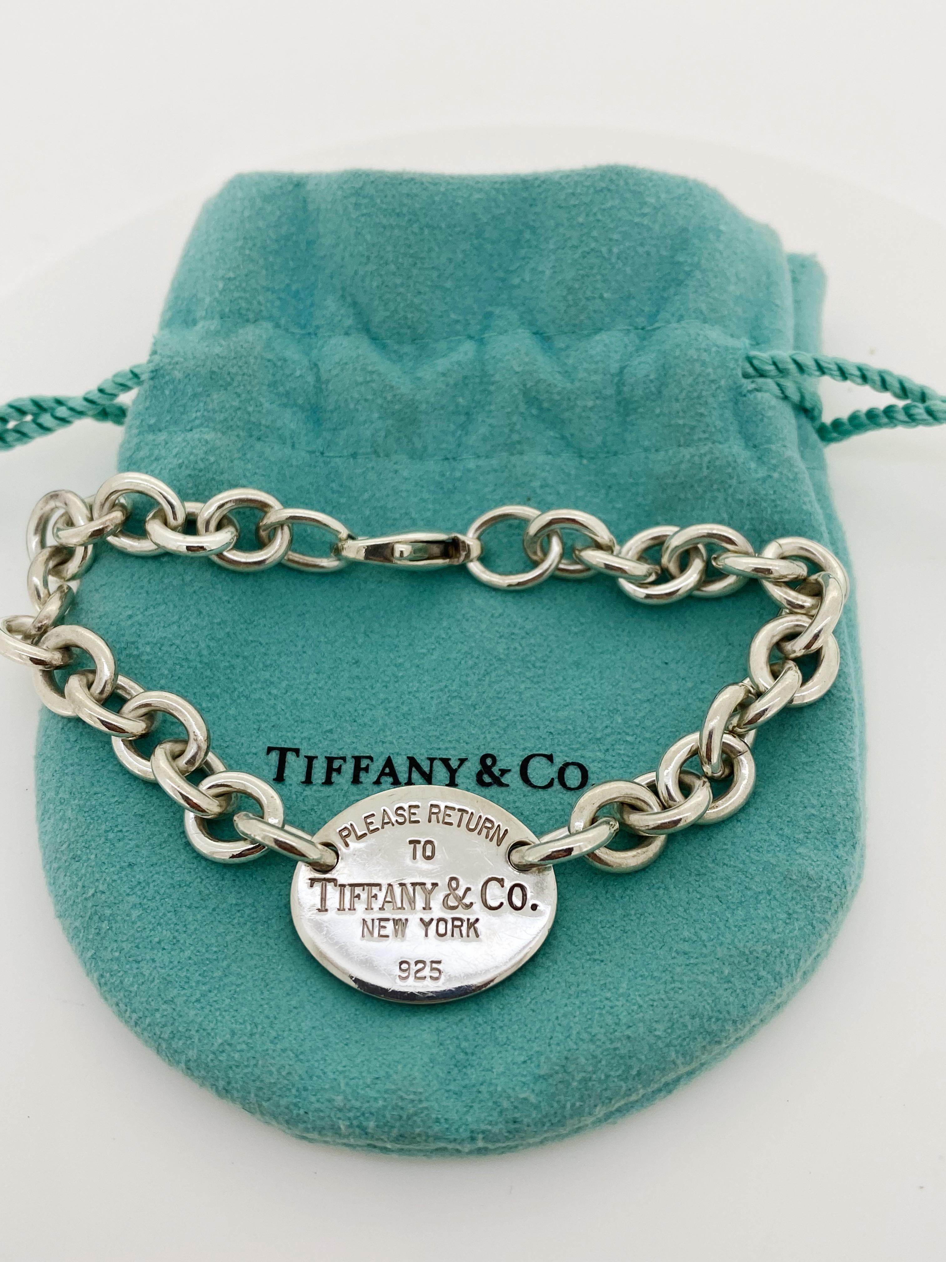 Tiffany & Co. 925 Sterling Silver Torna al bracciale A. Link & Co. ovale di New York

Ispirato all'iconico portachiavi introdotto per la prima volta nel 1969, 
la collezione Return to Tiffany è un classico reinventato.

Peso totale dell'articolo: