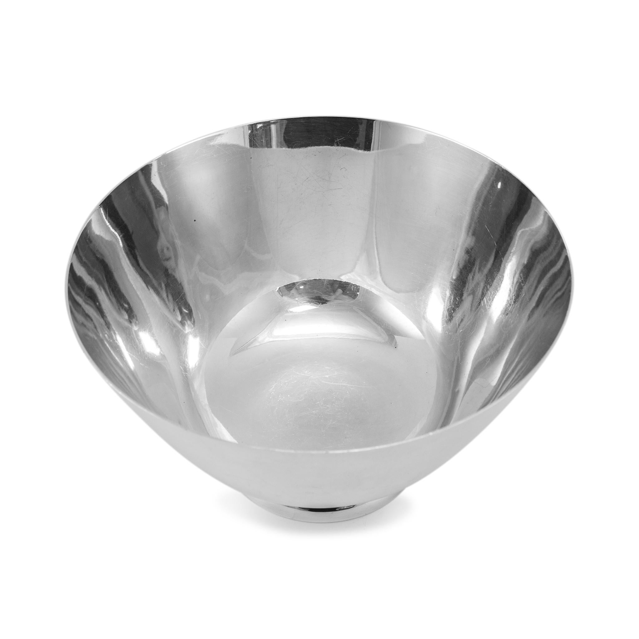 Marque : Tiffany & Co.

Type de métal : Argent Sterling 925

Diamètre : 7,50 pouces

Hauteur : 4,25 mm 

Poids : 429,69 grammes

Tiffany & Co. bol Revere en argent 925 7.5