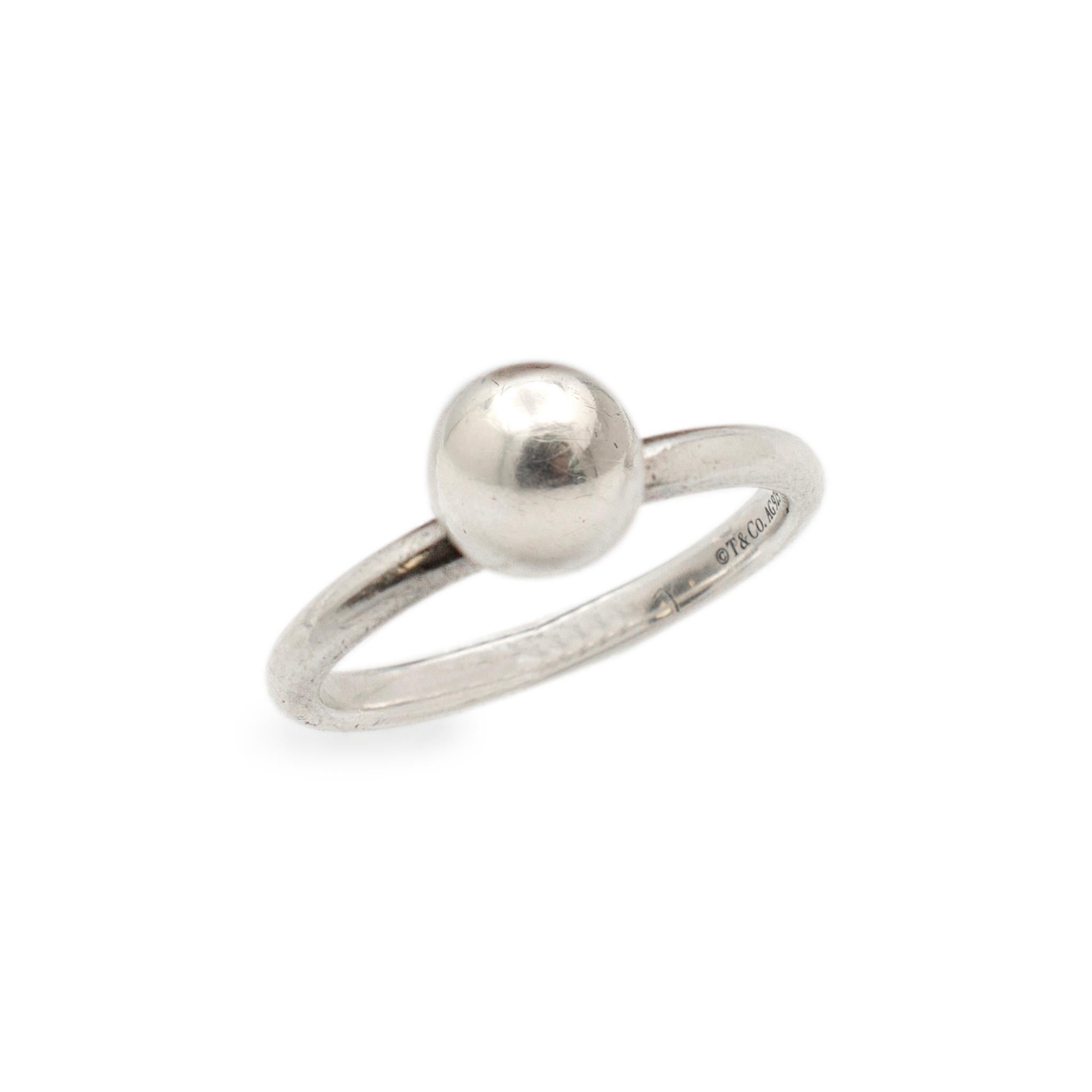 Marke: Tiffany & Co.

Geschlecht: Damen

Metall Typ: 925 Sterling Silber

Ringgröße: 8 

Kugel-Durchmesser: 7.57mm

Schaft Maximale Breite : 2.39mm

Gesamtgewicht:  3.00 Gramm

Silberner Cocktailring mit halbrundem Schaft. Das Metall wurde getestet