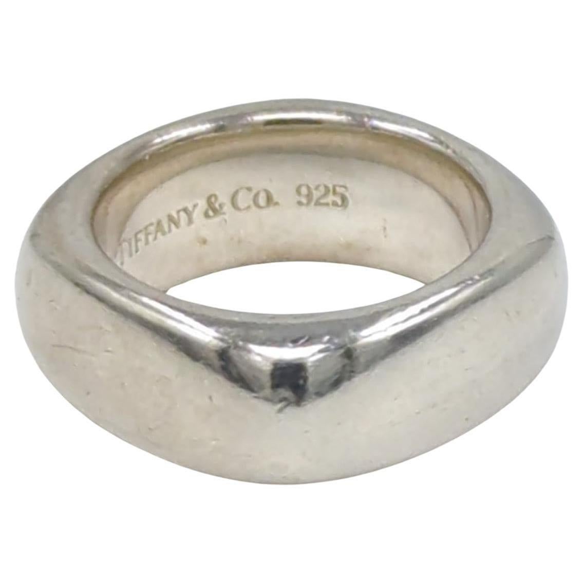 Tiffany & Co. Sterling Silber Quadratischer Ring mit Kissen
Größe 5-1/4
Guter gebrauchter Zustand