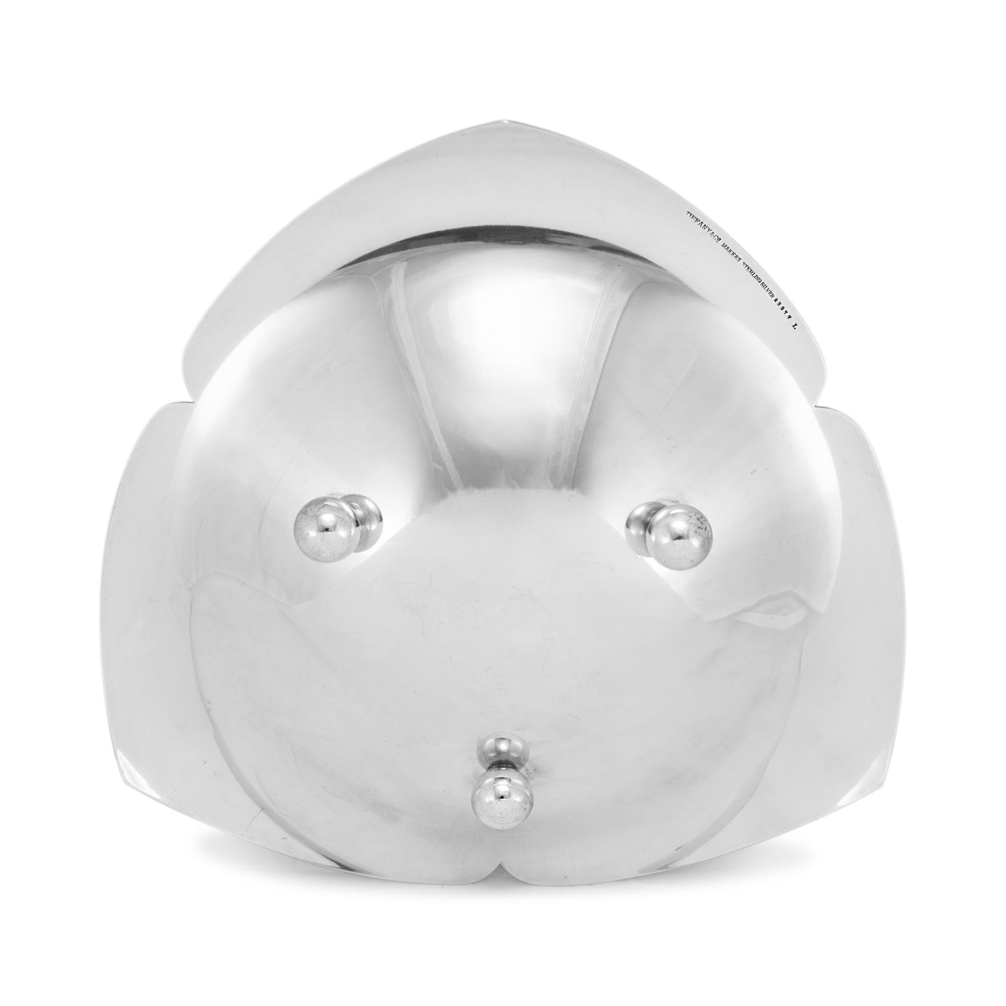 Marchio: Tiffany & Co.

Tipo di metallo: Argento Sterling

Diameter: 10.50 inches

Altezza: 2,00 pollici 

Peso: 581,22 grammi

A. Silver altro. Il metallo è stato testato ed è risultato essere argento 925 (STERLING). Con incisione 