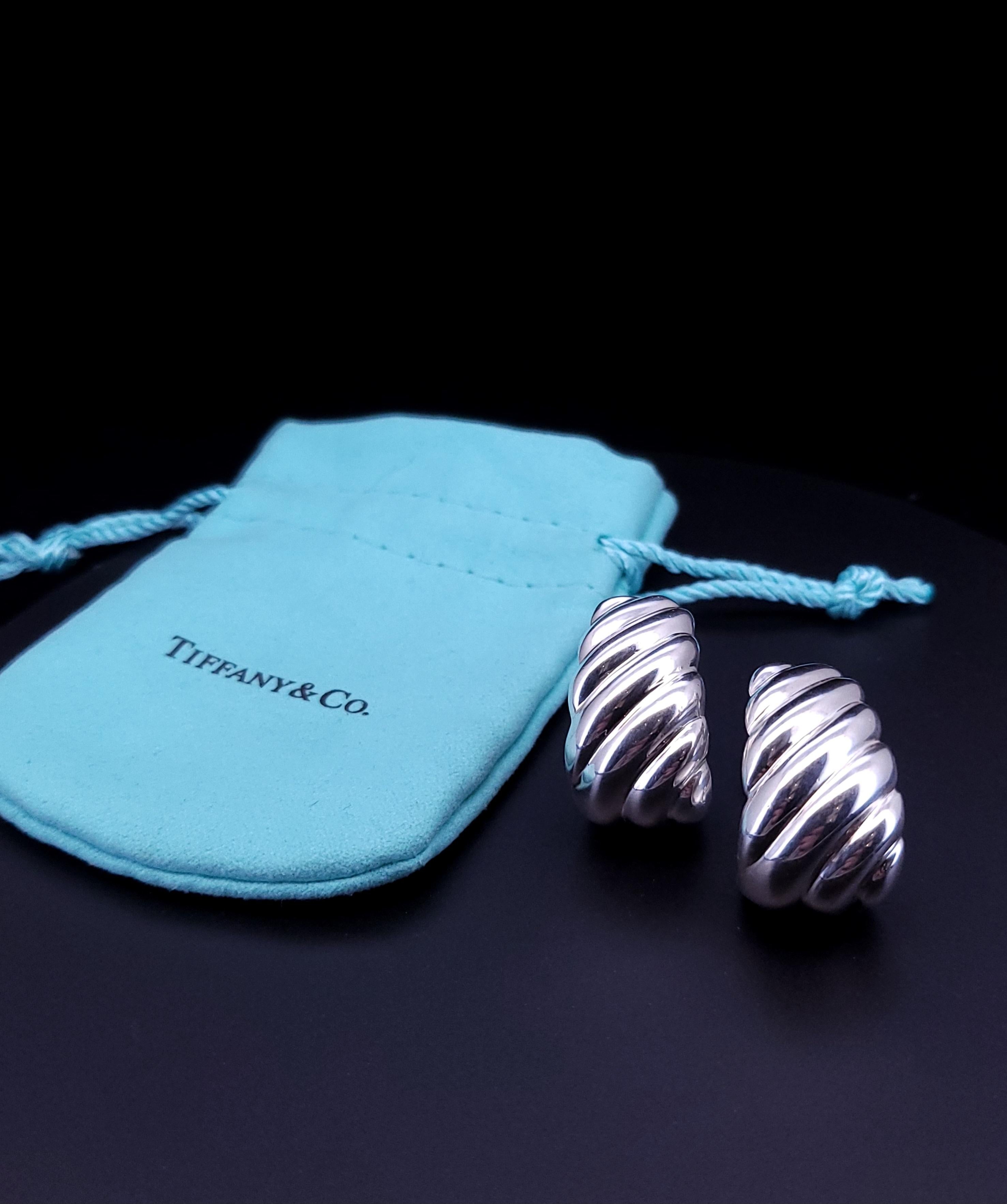 Tiffany & Co 925 Sterling Silver Vintage Earrings Puffed Shell  Omega Backs For Sale 6