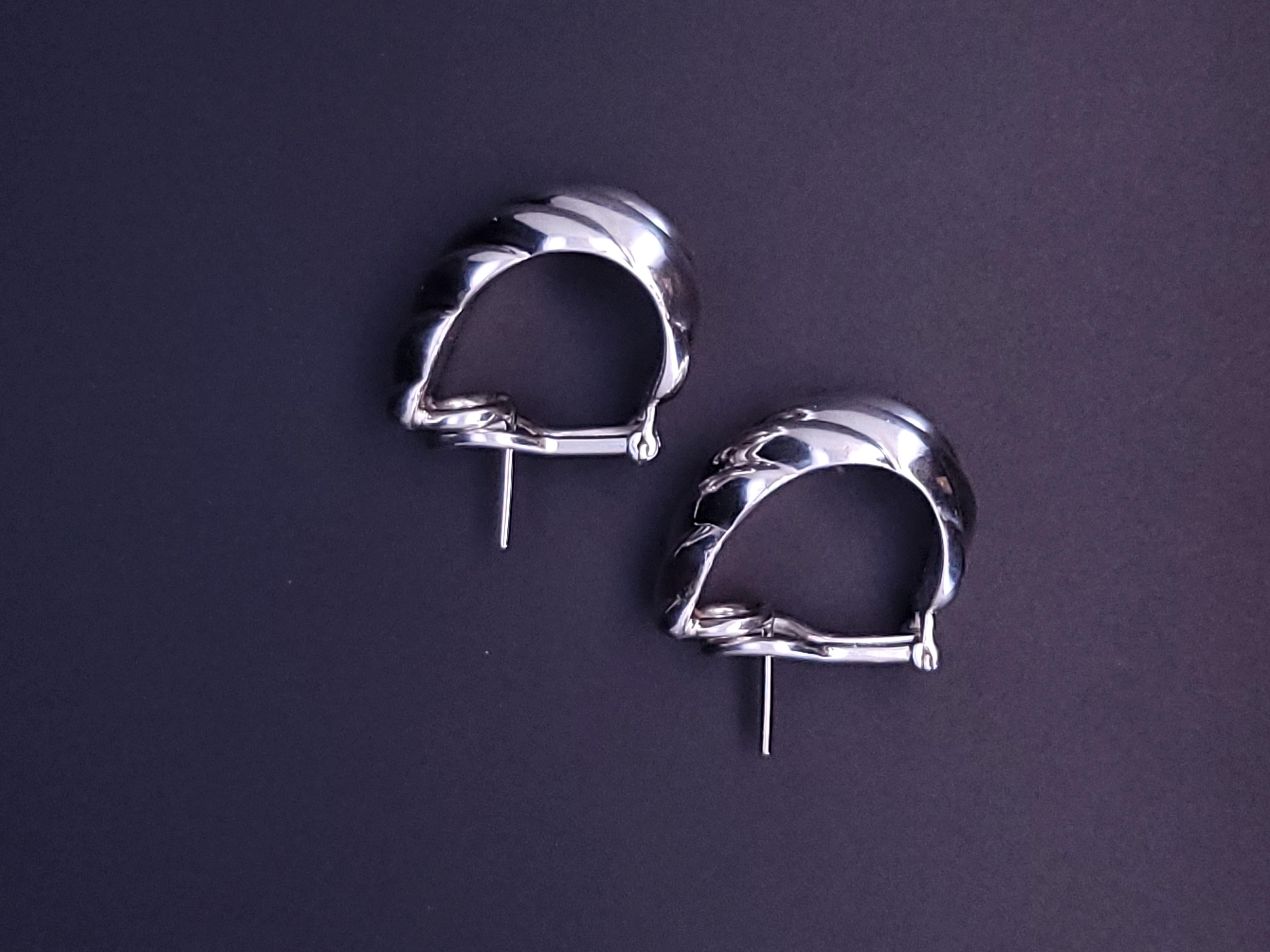 Tiffany & Co 925 Sterling Silver Vintage Earrings Puffed Shell  Omega Backs In Excellent Condition For Sale In New York, NY