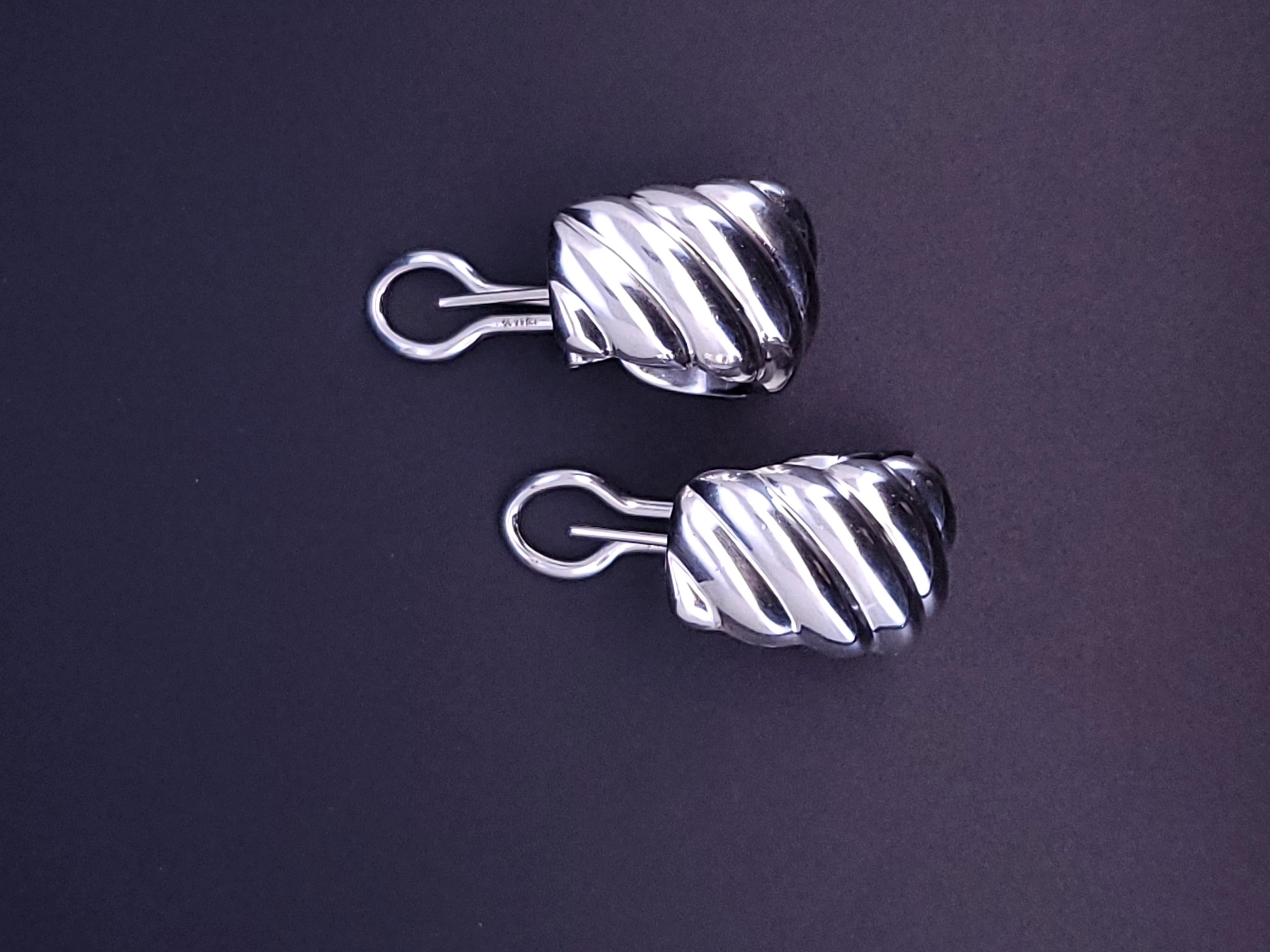 Women's Tiffany & Co 925 Sterling Silver Vintage Earrings Puffed Shell  Omega Backs For Sale