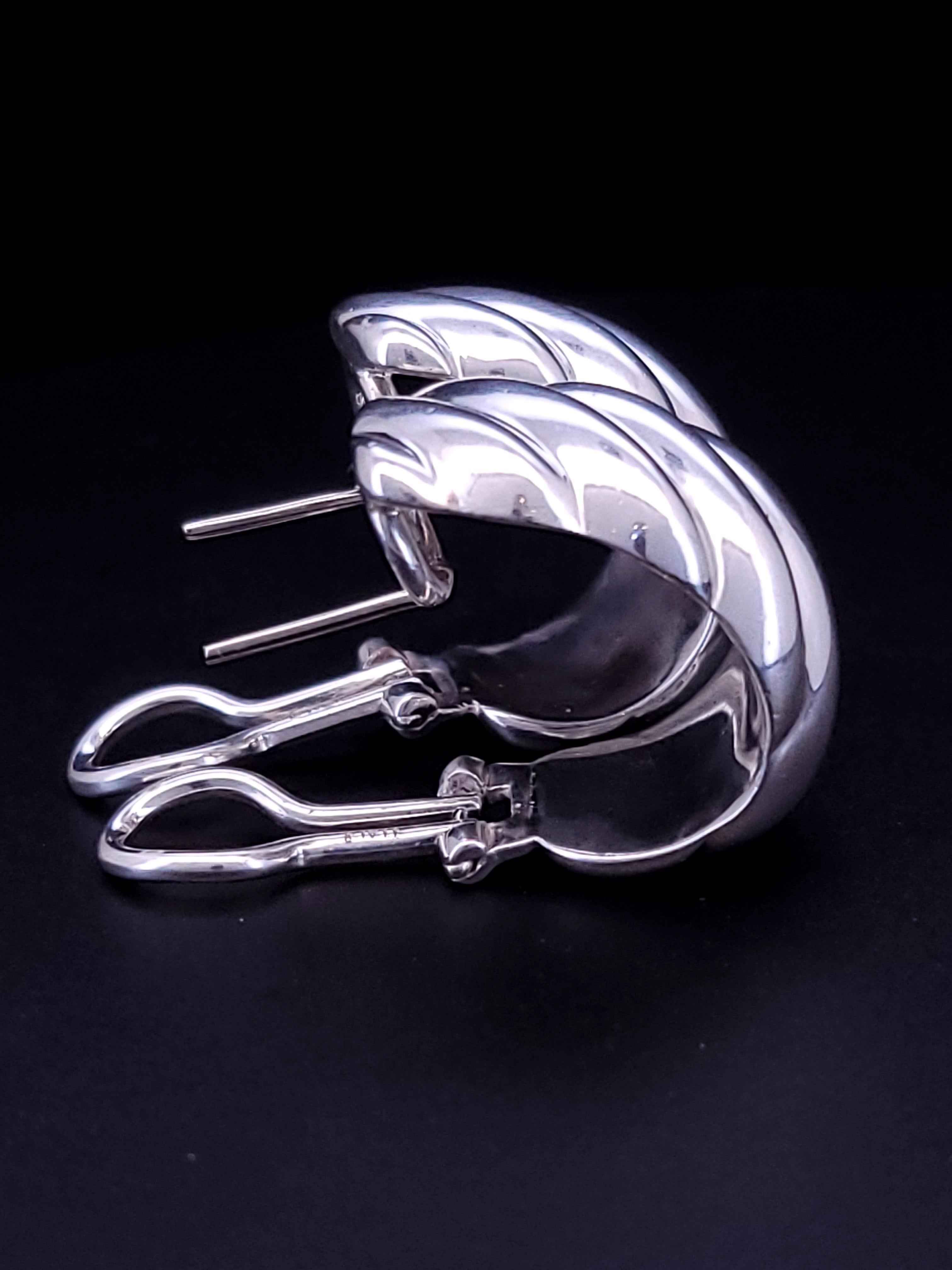Tiffany & Co 925 Sterling Silver Vintage Earrings Puffed Shell  Omega Backs For Sale 2
