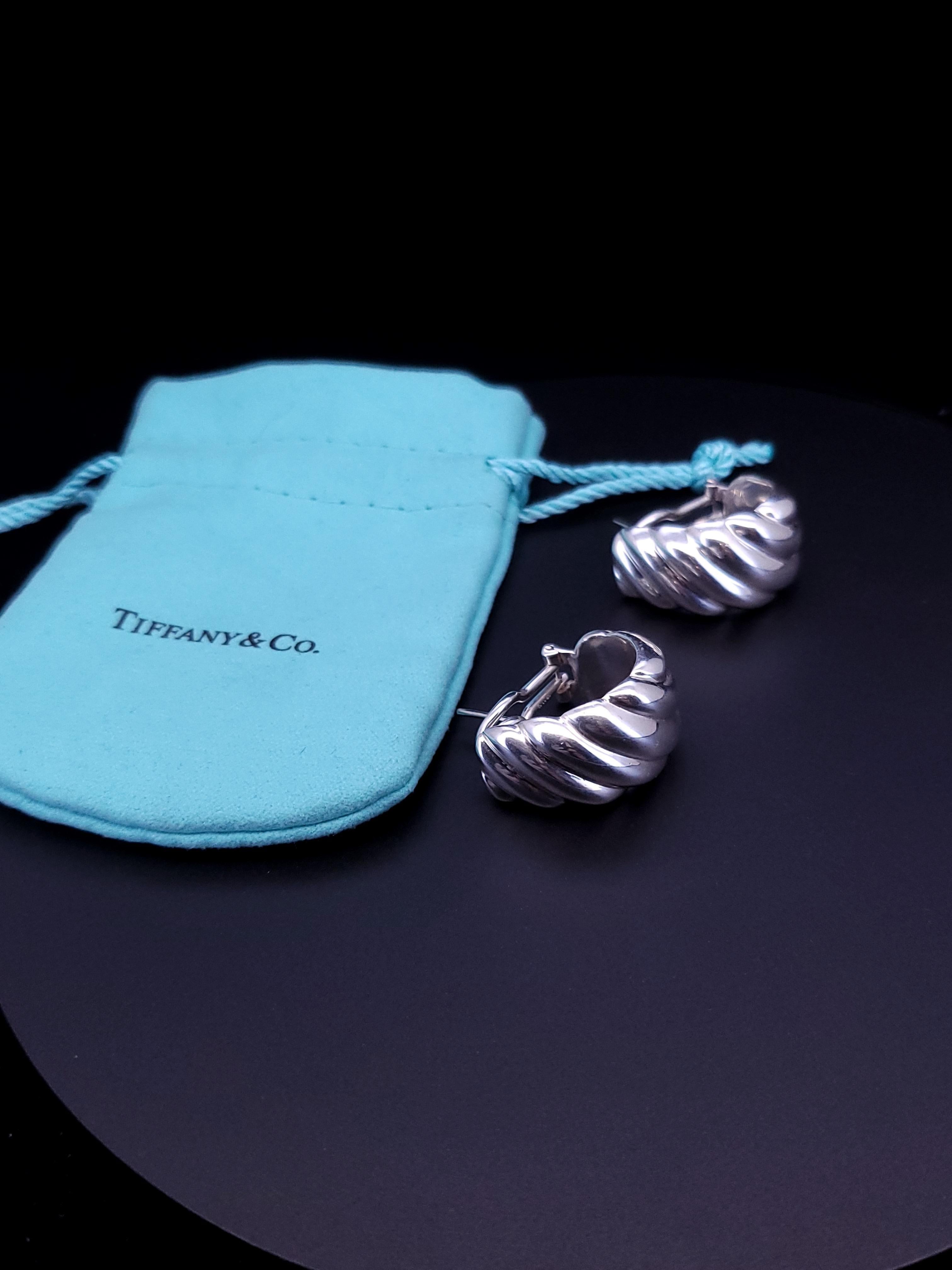 Tiffany & Co 925 Sterling Silver Vintage Earrings Puffed Shell  Omega Backs For Sale 5