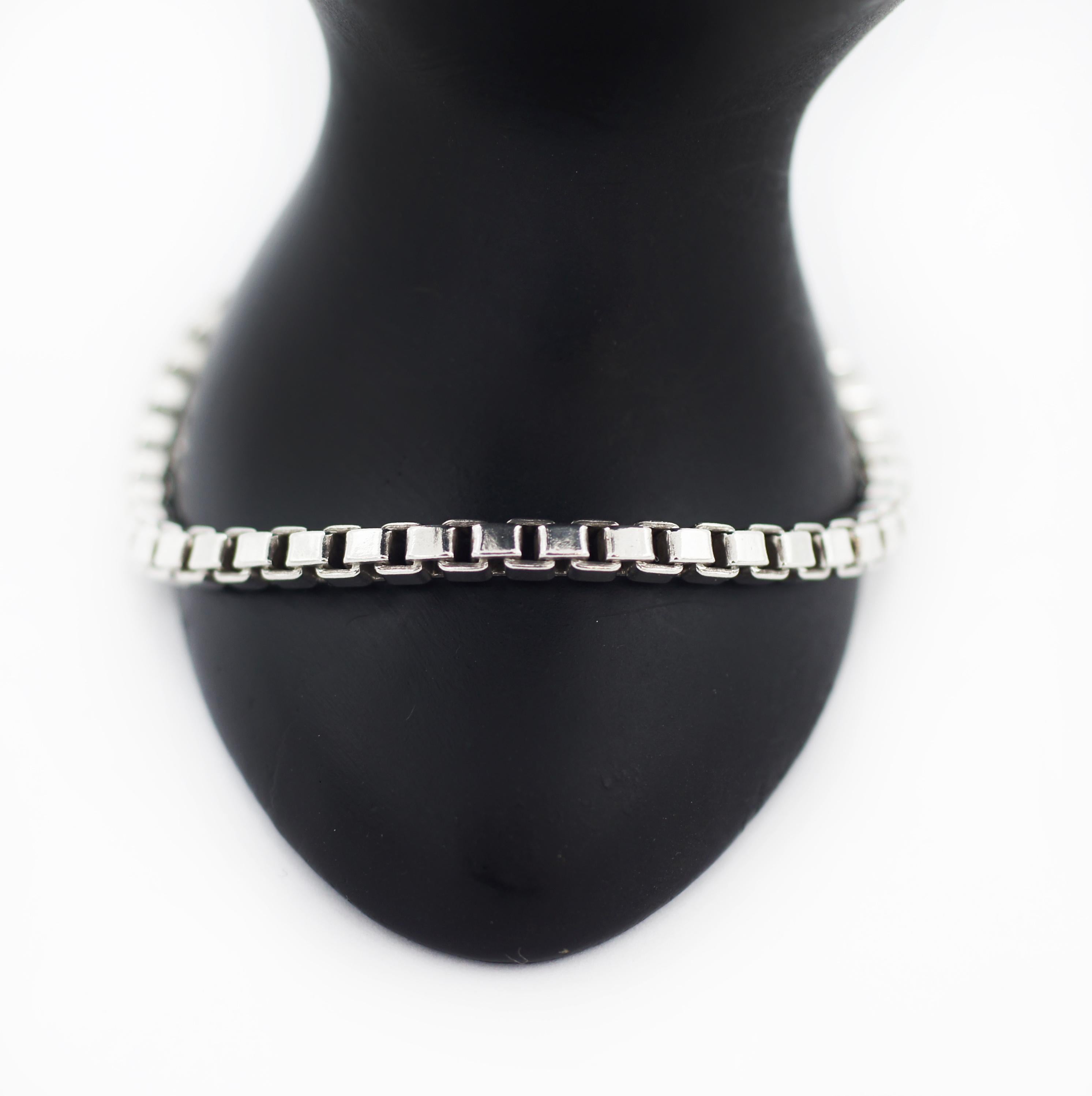 Tiffany & Co.
925 Sterling Silver
Venetian Box link Bracelet
Approx. Measurements:
4mm Wide
Approx. 7.5
