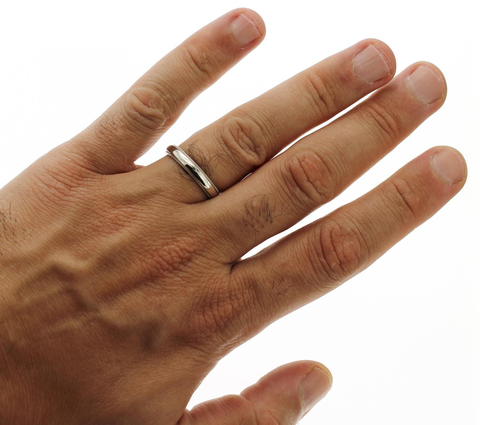 Tiffany & Co. 959 Platinum Milgrain 4 mm Wedding Band Ring Size 10.5 In Excellent Condition For Sale In Los Angeles, CA