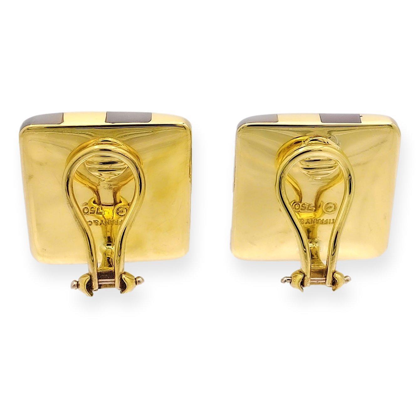 Tiffany & Co. A. Cummings Quadratische Perlmutt-Ohrclips aus 18 Karat Gelbgold (Retro) im Angebot