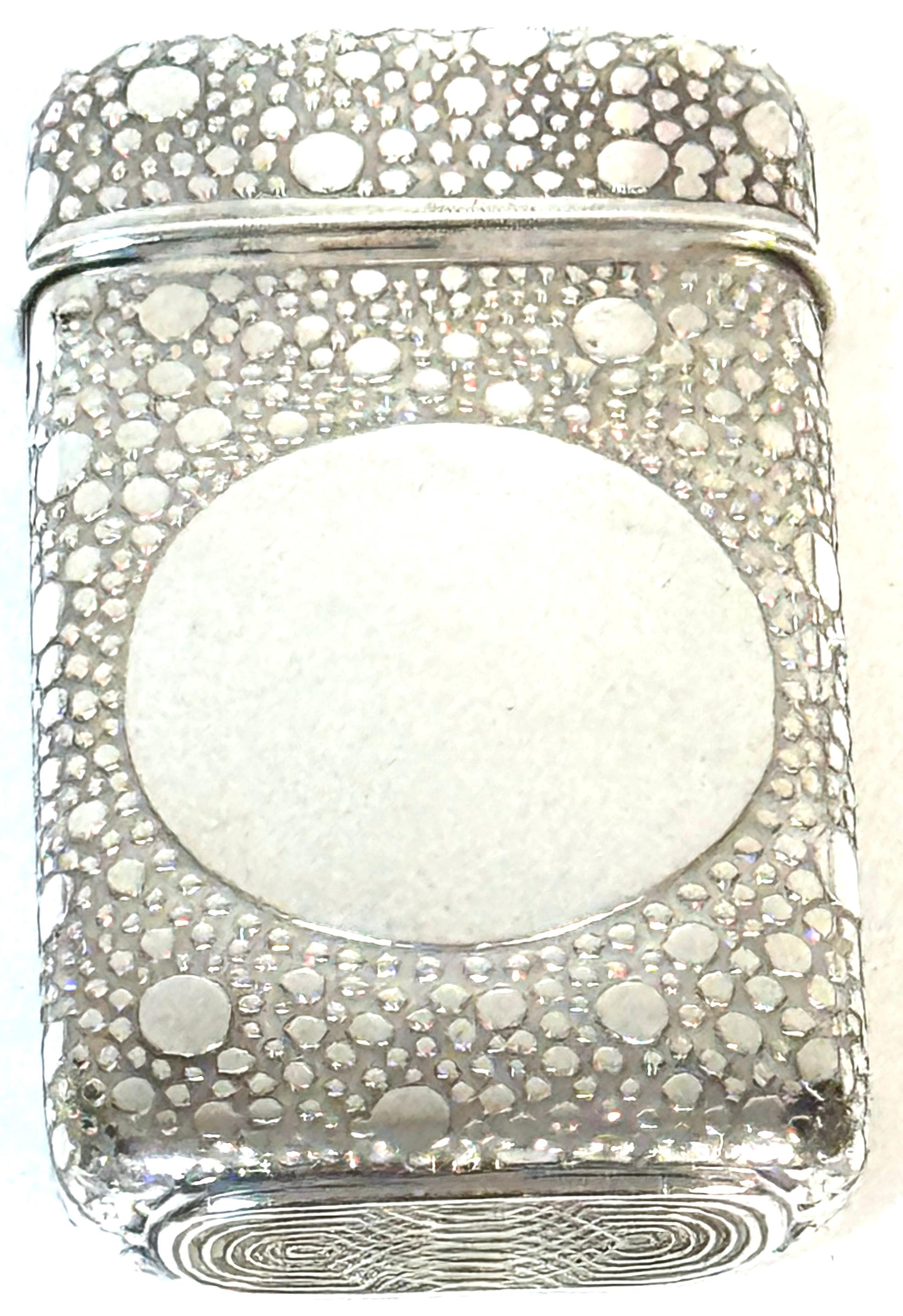 Tiffany & Co. Aesthetic Movement Cassaforte per fiammiferi in argento sterling con superficie a goccia di pioggia, circa 1884

Descrizione:
Esempio raffinato e scultoreo di design estetico americano in argento, questa cassaforte per fiammiferi in