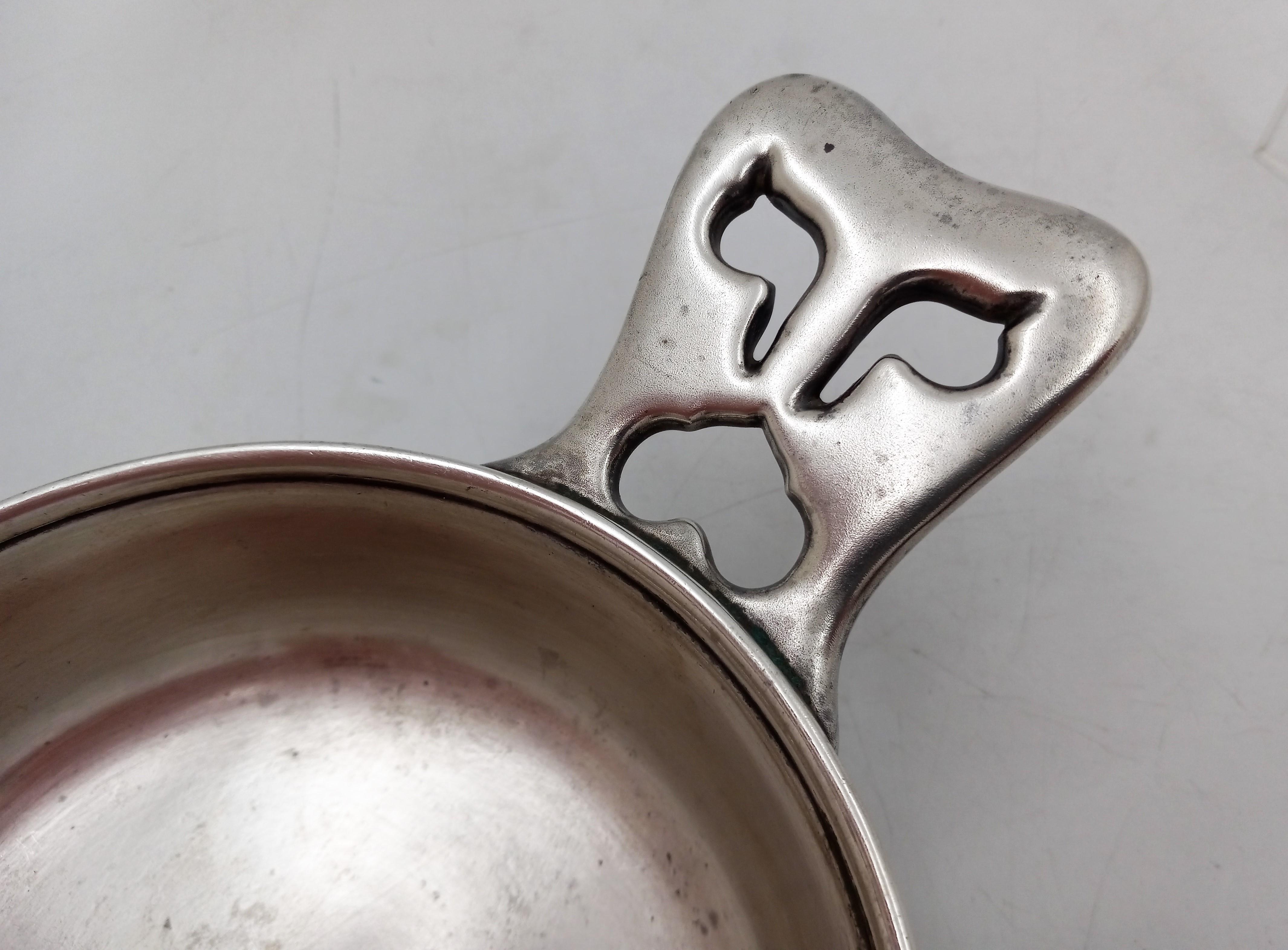 American Tiffany & Co. Aesthetic Sterling Silver Porringer Dish, circa 1880s Serveware For Sale