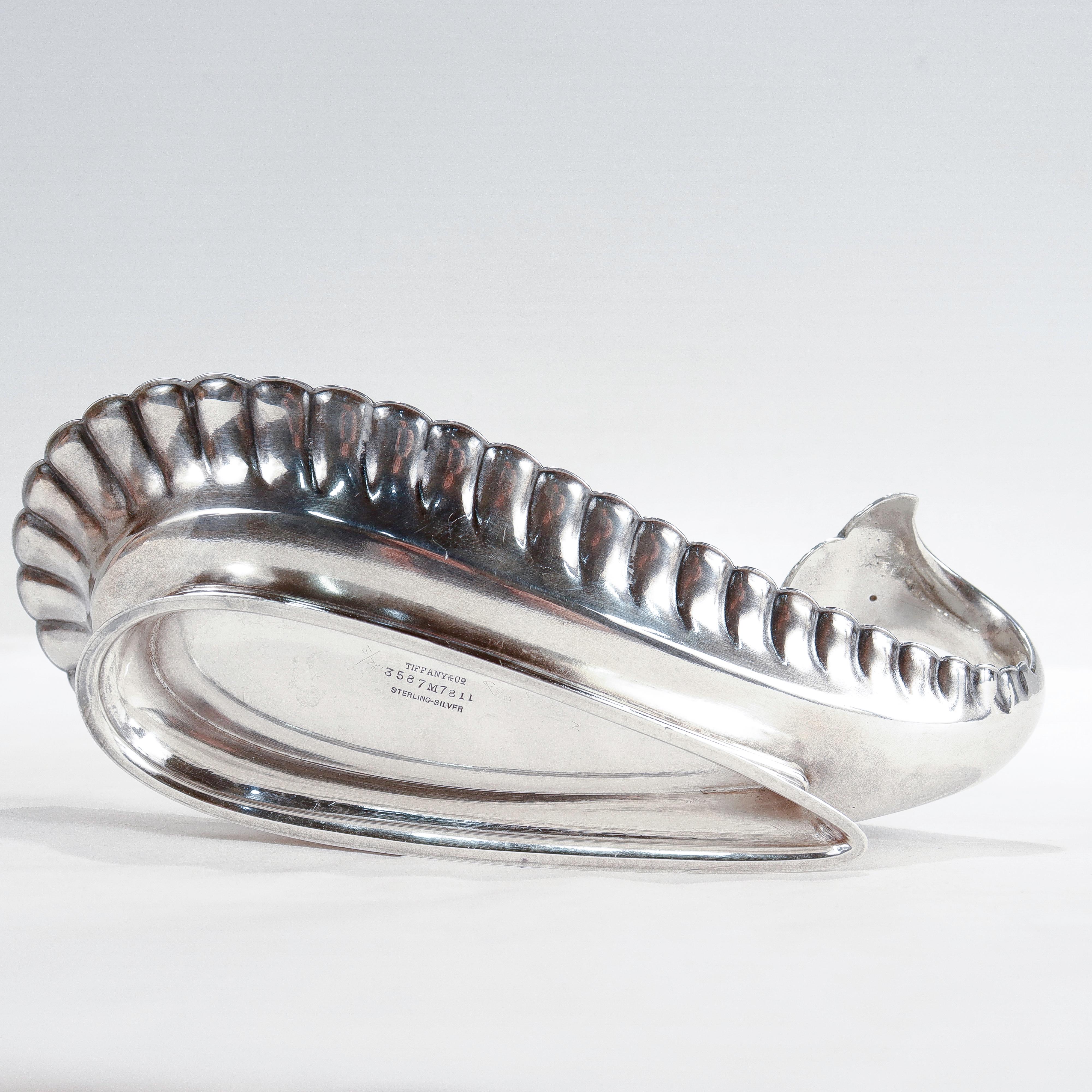 Tiffany & Co. Estetico piatto da portata in argento sterling con piede a coda di pavone stilizzato in vendita 8