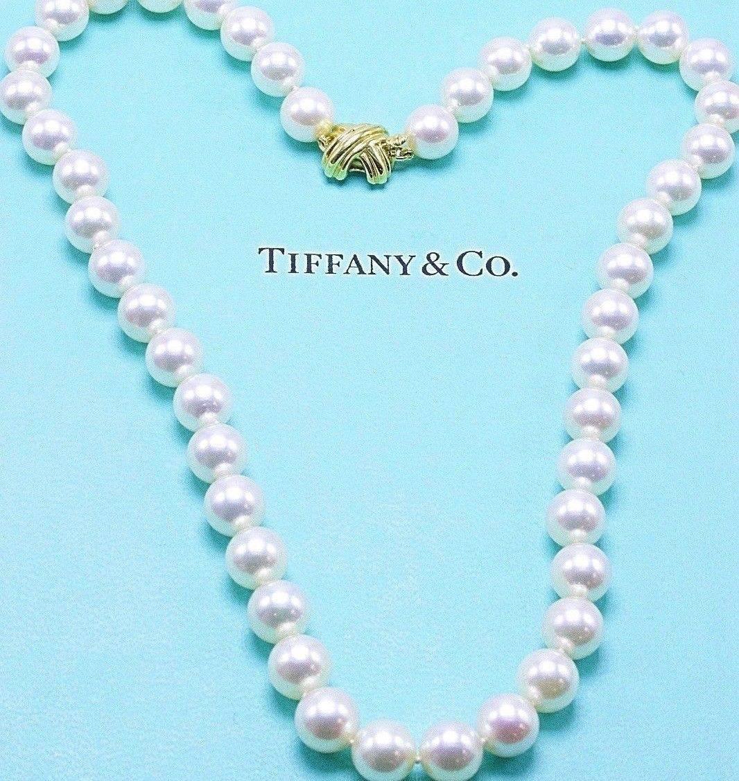 Tiffany & Co. 
Klassische Signature X Akoya-Zuchtperlenkette in 18 KT Gelbgold.  
Die Perlen sind 9 - 9,5 MM groß und haben einen gleichmäßigen, cremigen Lüster. 
 Sie ist 18 Zoll lang und hat die Punzierung 