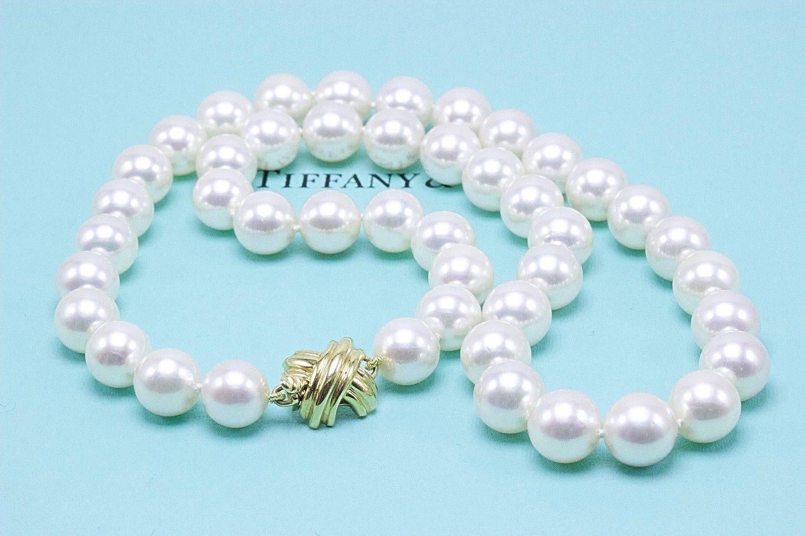 Taille ronde Tiffany & Co. Collier caractéristique en or jaune 18 carats avec perles de culture Akoya en vente