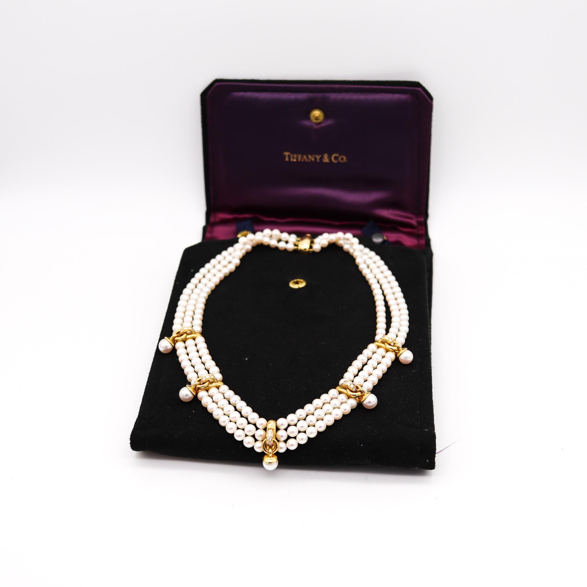 Collier de perles conçu par Tiffany & Co.

Exceptionnel collier classique, créé à New York dans les studios Tiffany, à la fin du 20e siècle. Ce collier est composé de trois rangs de perles de 5 mm montées sur cinq intercalaires en or jaune massif de