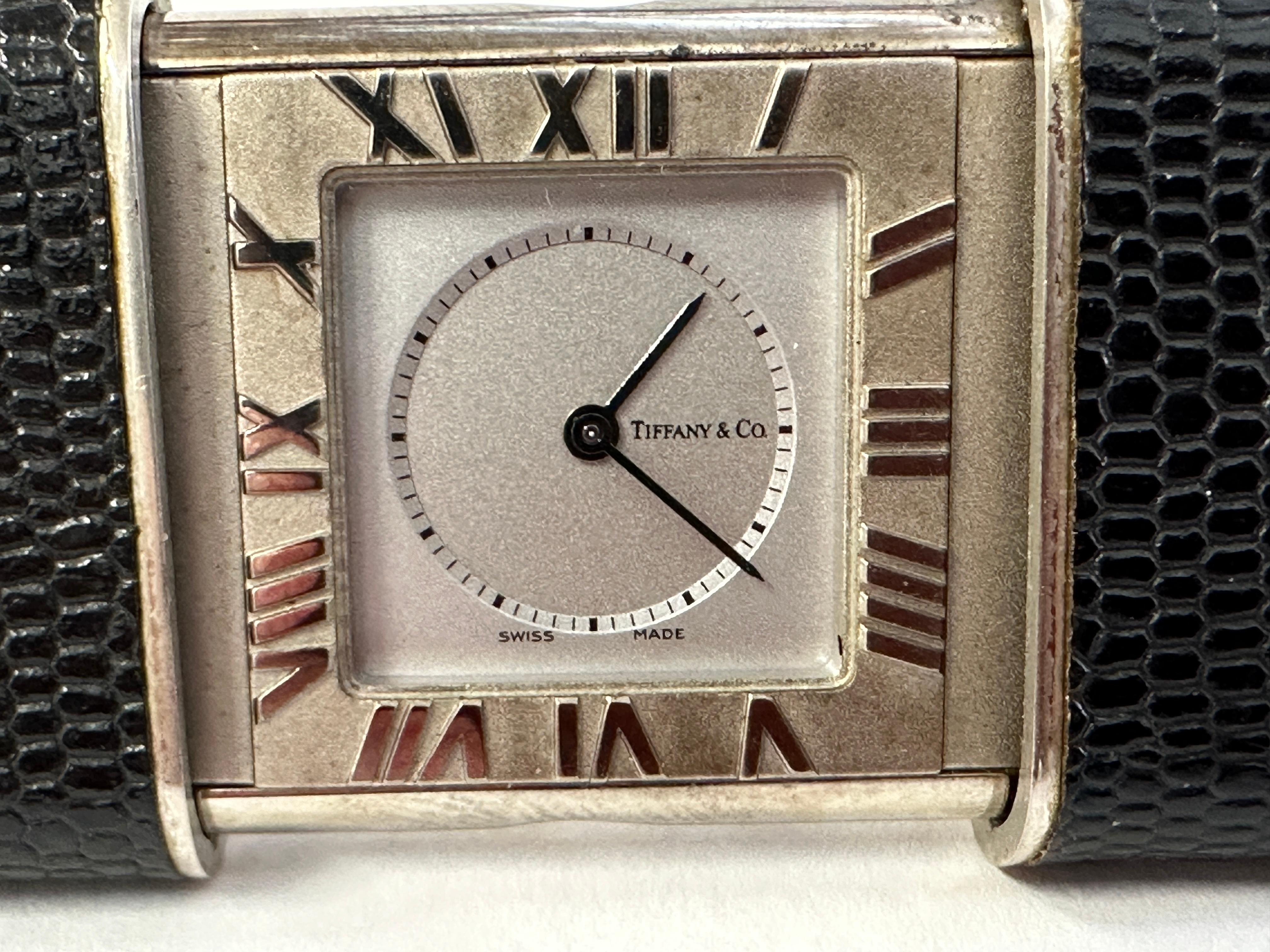 Un merveilleux petit réveil de voyage de Tiffany and Company. Il s'agit d'un mouvement à quartz et une nouvelle batterie a été installée à partir de cette liste.  Il y a deux couronnes, l'une pour le réglage de l'heure et l'autre pour le réglage de