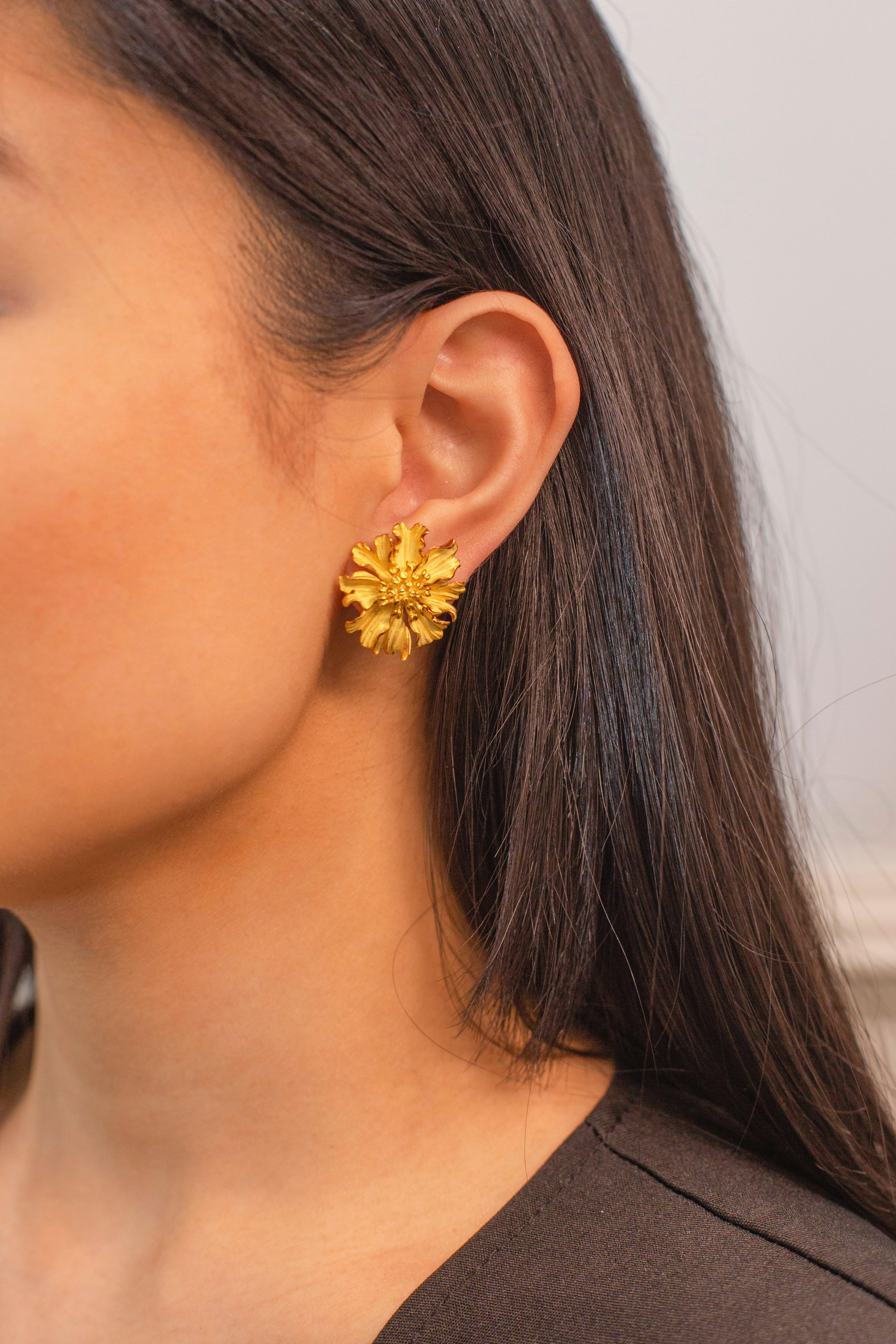 Une paire de boucles d'oreilles en or jaune Alpine de Tiffany & Co.  Fabriqué en or jaune 18k.
