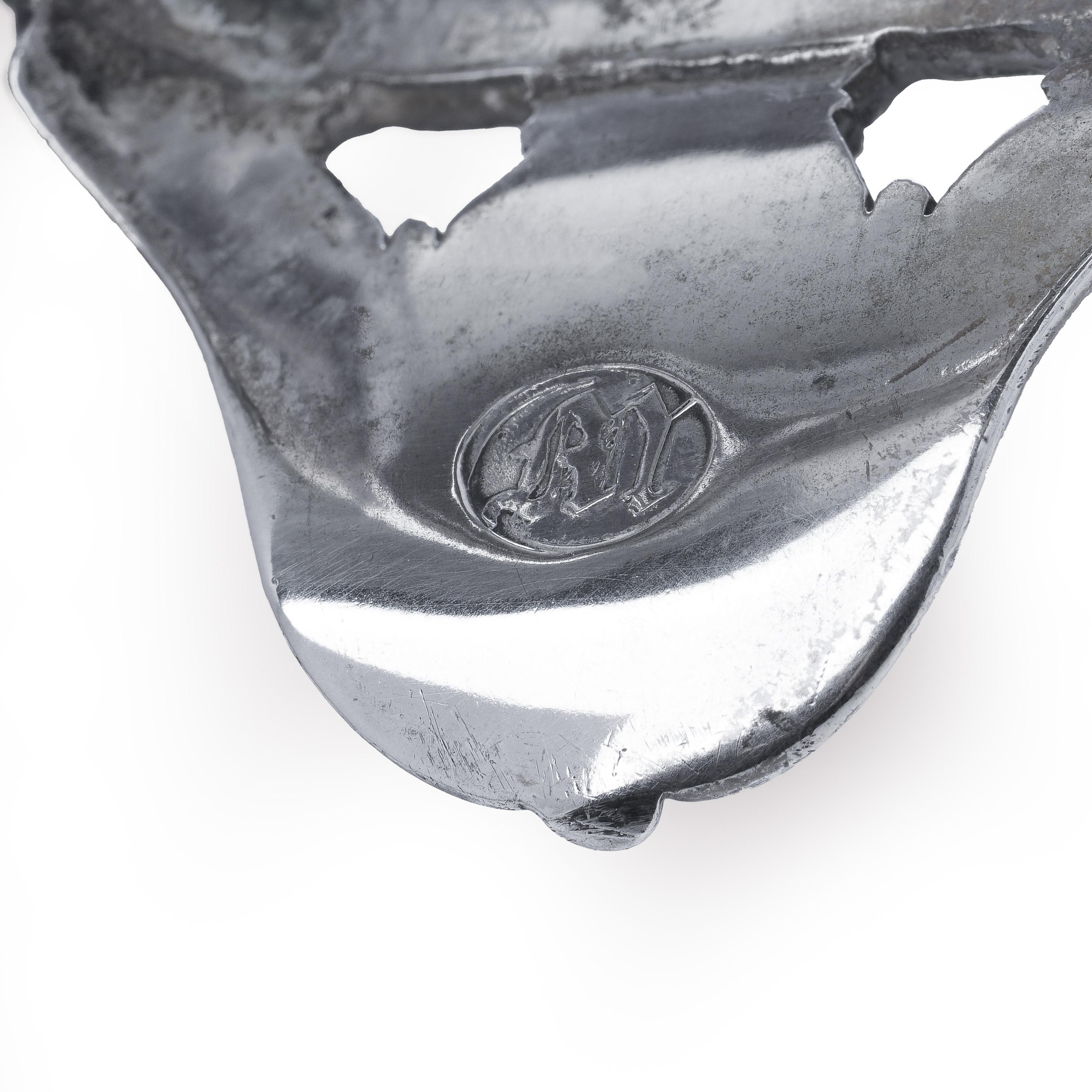 Un eccezionale e precoce esempio della raffinata maestria di Tiffany & Co. Questo elegante porta-toast risale agli anni '70 del XIX secolo. Realizzata negli Stati Uniti in argento massiccio, la rastrelliera presenta sei divisioni ad arco per i