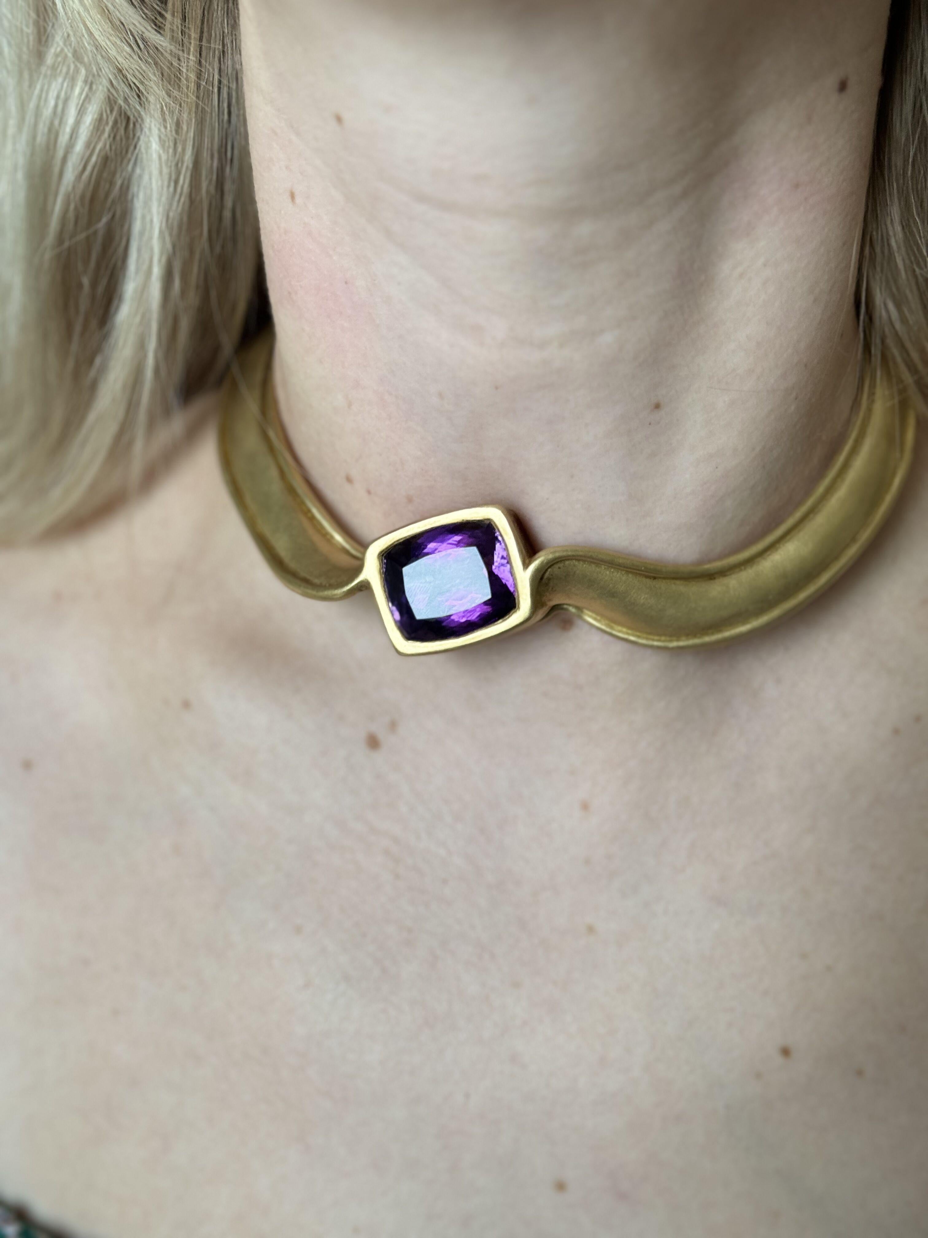 Impressive and rare Tiffany & Co collar necklace in 18k yellow gold, with center 47ct amethyst (Stone measures approx. 23.3 x 19.6 x 14.7mm). Necklace will fit approximately 13-14