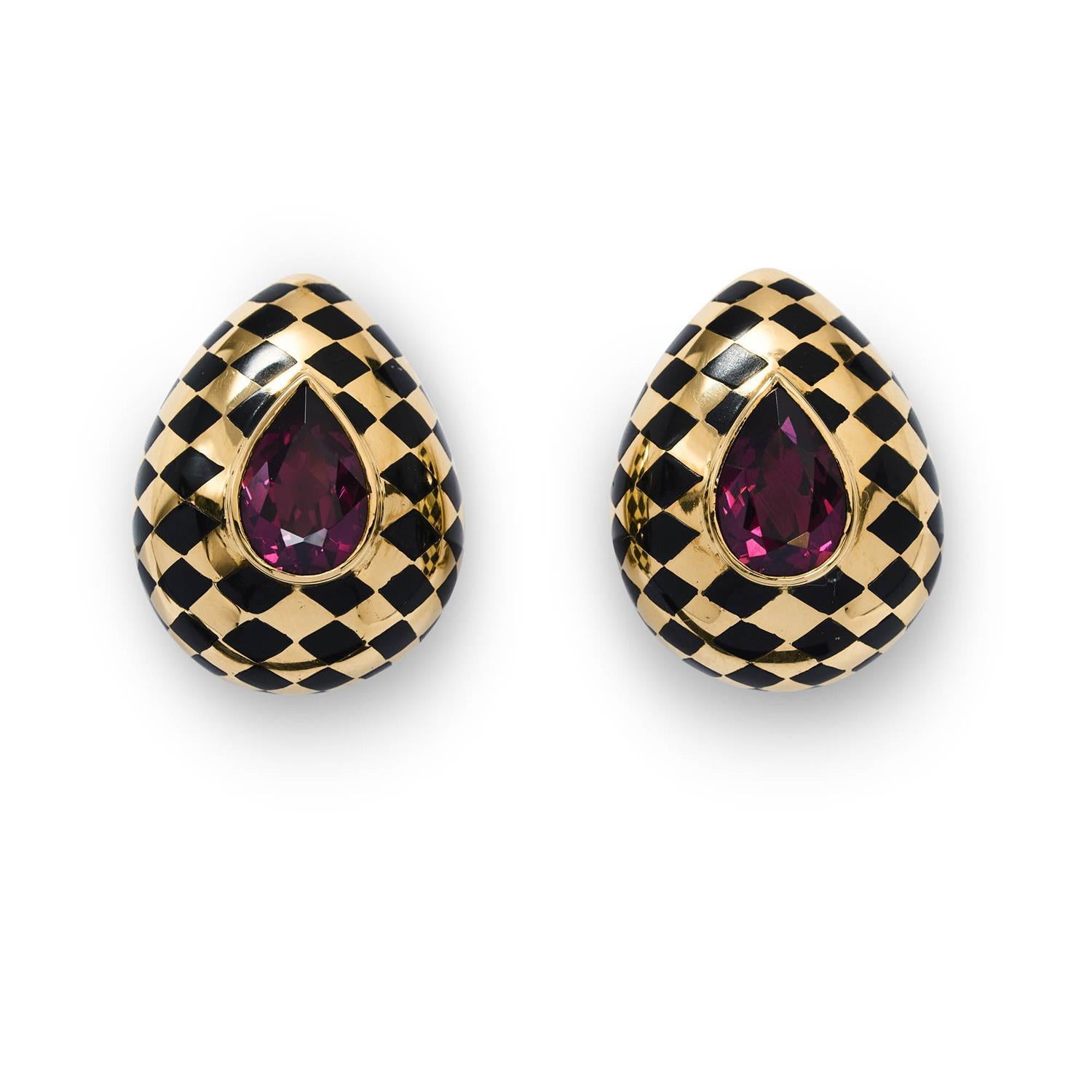 Designer:
Tiffany & Co.
Titel:
Diese auffälligen Tiffany & Co. Die Ohrclips von Angela Cummings verkörpern die ikonische Fusion von kühner Geometrie und raffinierter Kunstfertigkeit der Designerin. Jeder Ohrring ist aus luxuriösem 18-karätigem