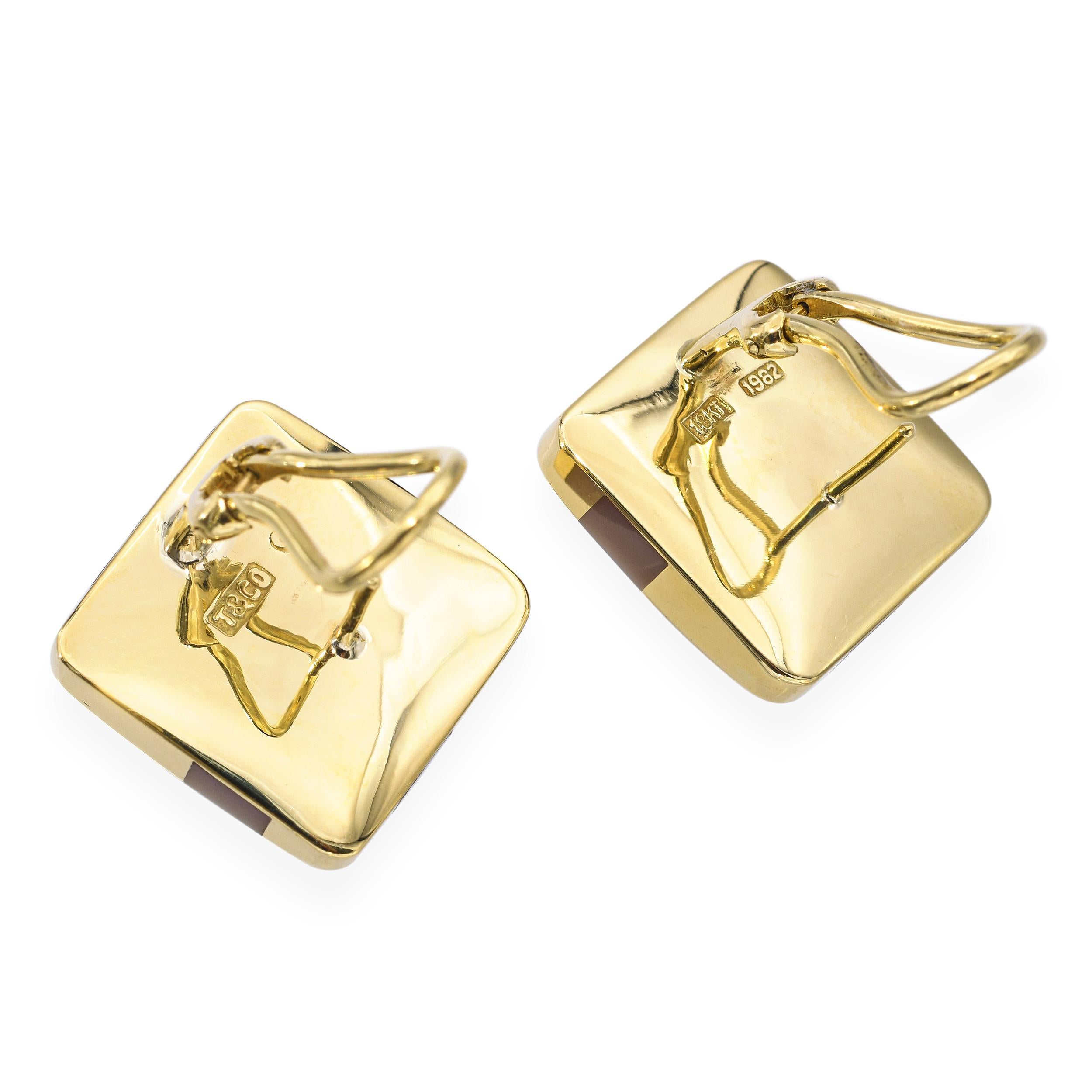 Diese kühnen Vintage-Ohrringe aus dem Jahr 1982 sind aus 18-karätigem Gelbgold gefertigt und mit einem auffälligen Schachbrettmuster aus leuchtendem Perlmutt verziert. Das glatte, geometrische Design spiegelt eine schlichte und moderne Ästhetik