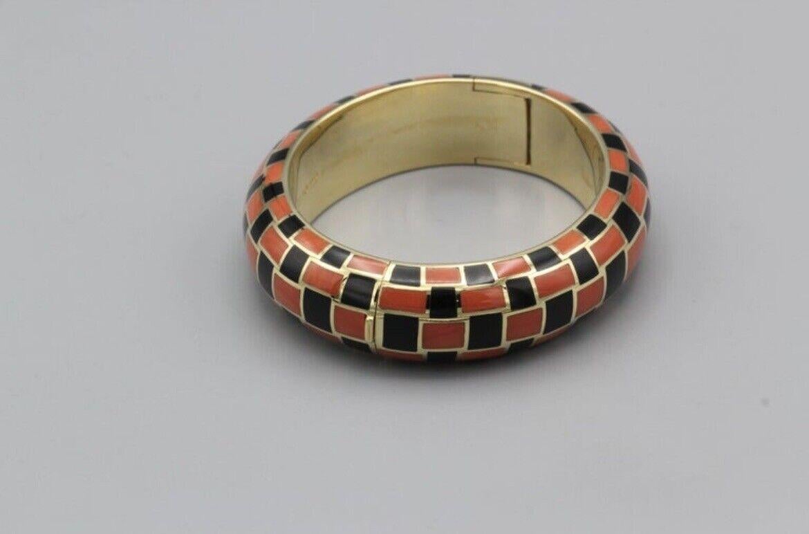 TIFFANY & CO. ANGELA CUMMINGS 18k Yellow Gold, Coral & Black Jade Inlay Bangle In Excellent Condition For Sale In Beverly Hills, CA