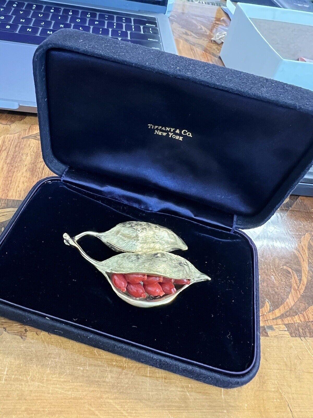 TIFFANY & CO. ANGELA CUMMINGS 18k YG & Coral Leaf Brooch w/Box Italy 1960s In Excellent Condition For Sale In Beverly Hills, CA