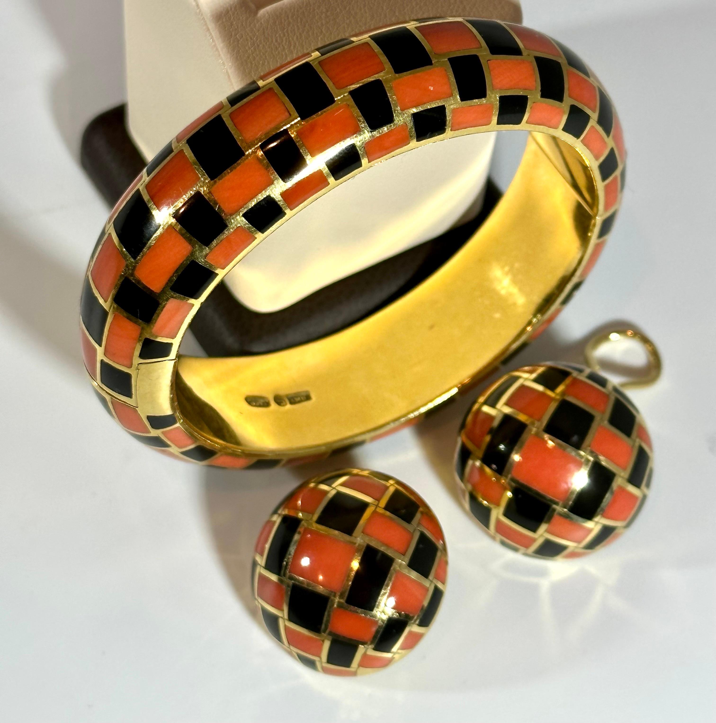 Tiffany & Co. Angela Cummings: 18 Karat Gold Armreif + Ohrringe mit Intarsien aus schwarzer Jade Koralle im Angebot 1