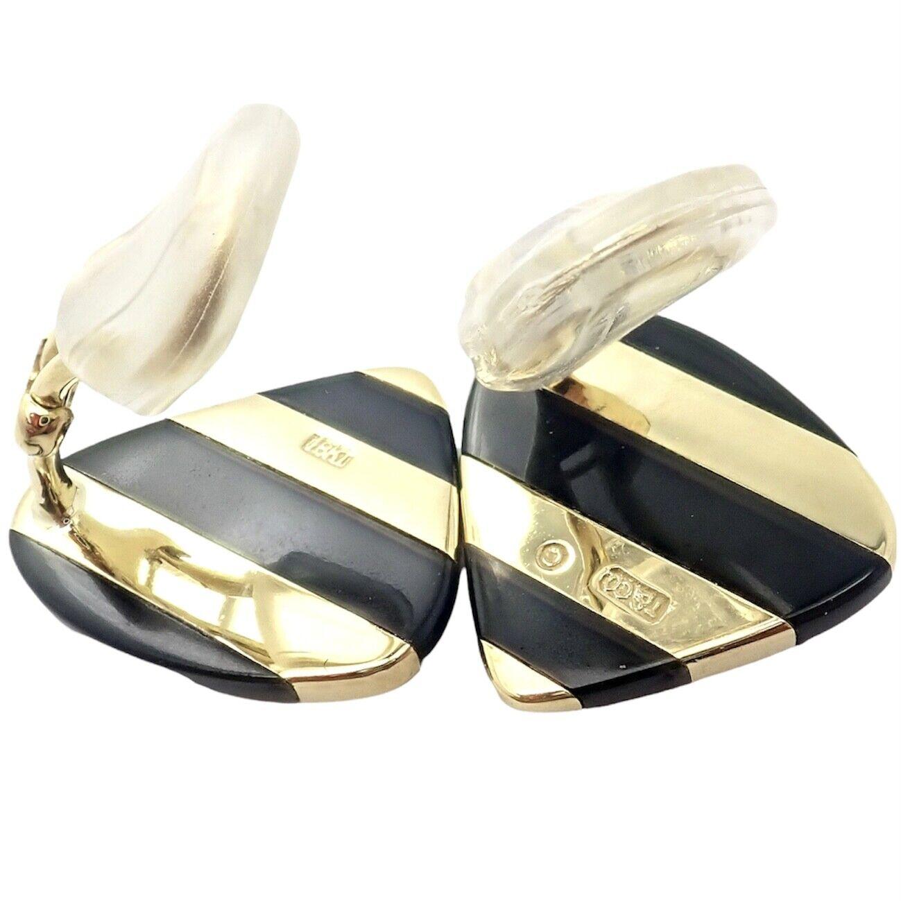 18k Yellow Gold Inlaid Black Jade Earrings by Angela Cummings for Tiffany & Co.
With Black Jade Inlay.
These earrings are for not pierced ears, but they can be converted by adding posts.
Details:
Weight: 14.8 grams
Measurements: 22mm x 19mm
Stamped