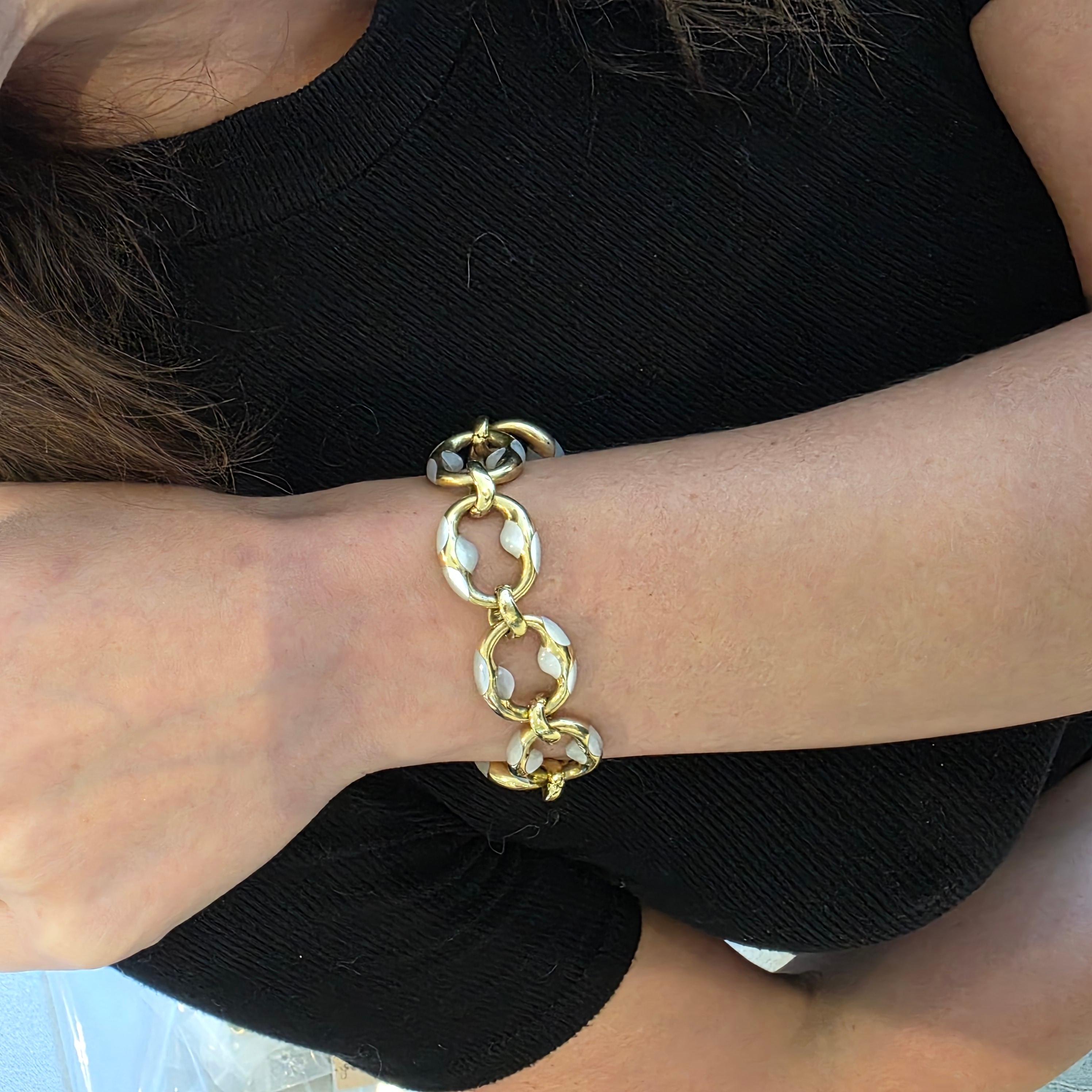 TIFFANY & CO. Bracelet moderniste Angela Cummings en or 18Kt avec nacre sculptée en vente 5