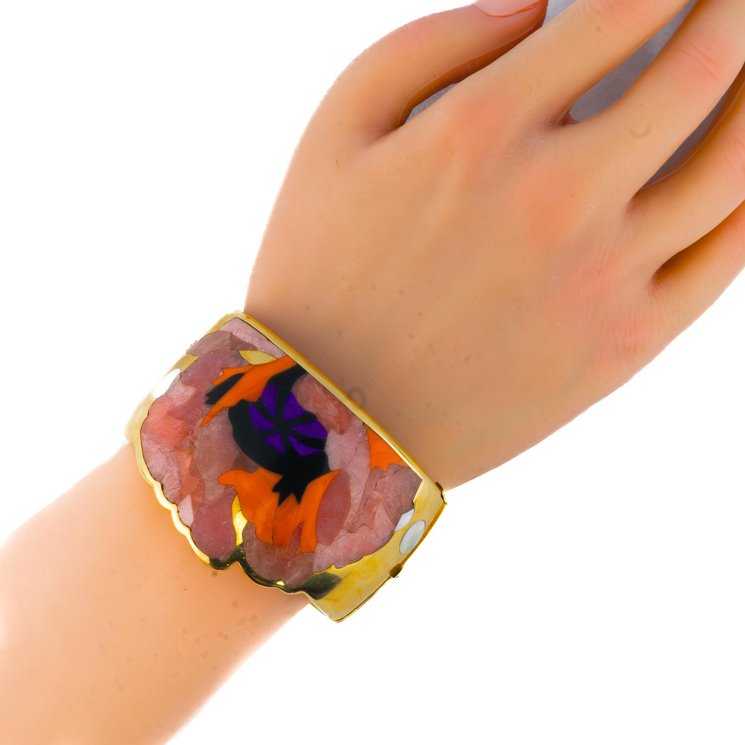 Tiffany & Co. Angela Cummings Bracciale con fiori di papavero con più gemme

Questo magnifico braccialetto, creato dalla famosa designer Angela Cummings for Tiffany & Co. è una celebrazione artistica del colore e dell'artigianato. L'intricato